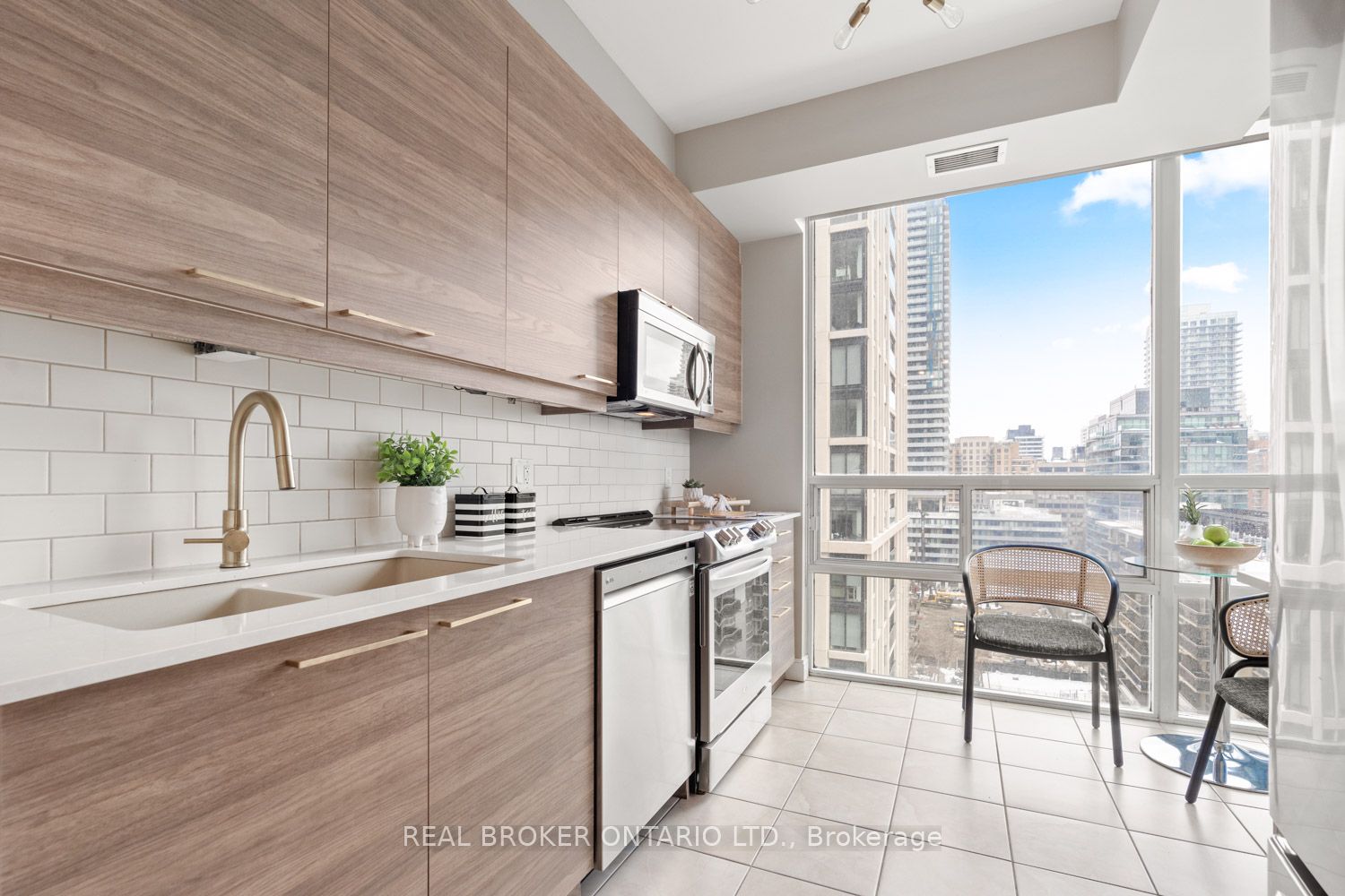 #1206 - 88 Broadway Avenue Property Photo 9
