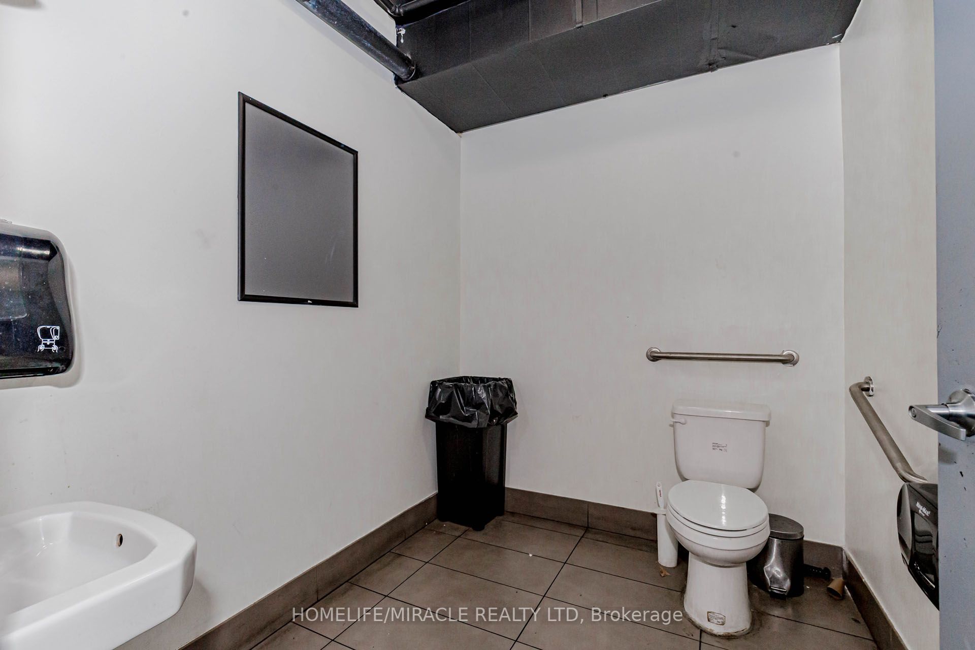 839 Queen Street Property Photo 32