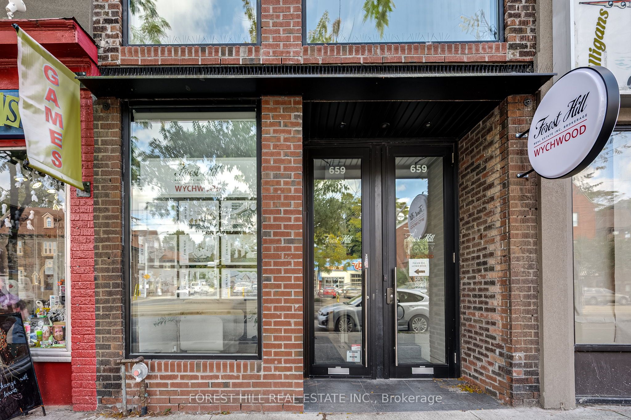 #200 - 659 St Clair Avenue Property Photo 2