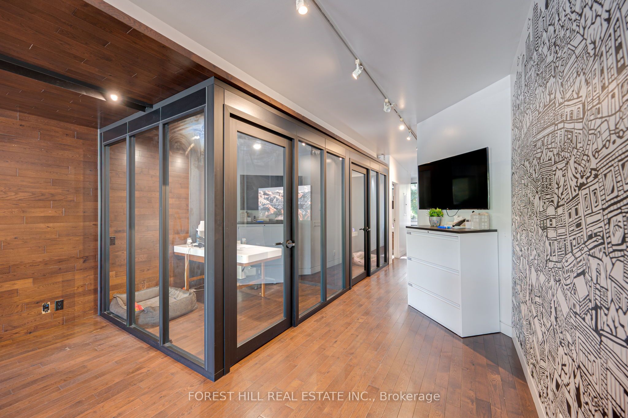 #200 - 659 St Clair Avenue Property Photo 3
