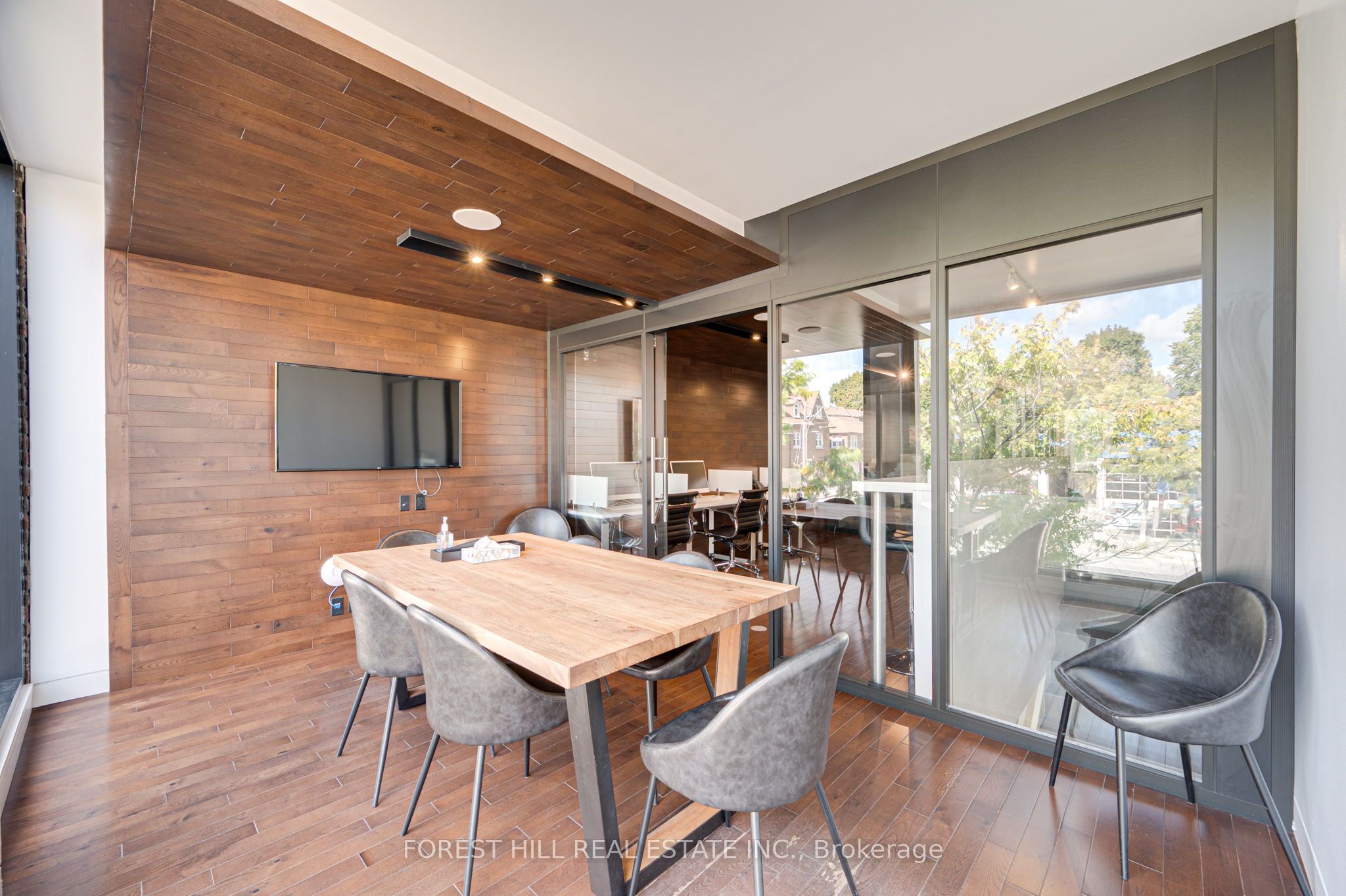 #200 - 659 St Clair Avenue Property Photo 10