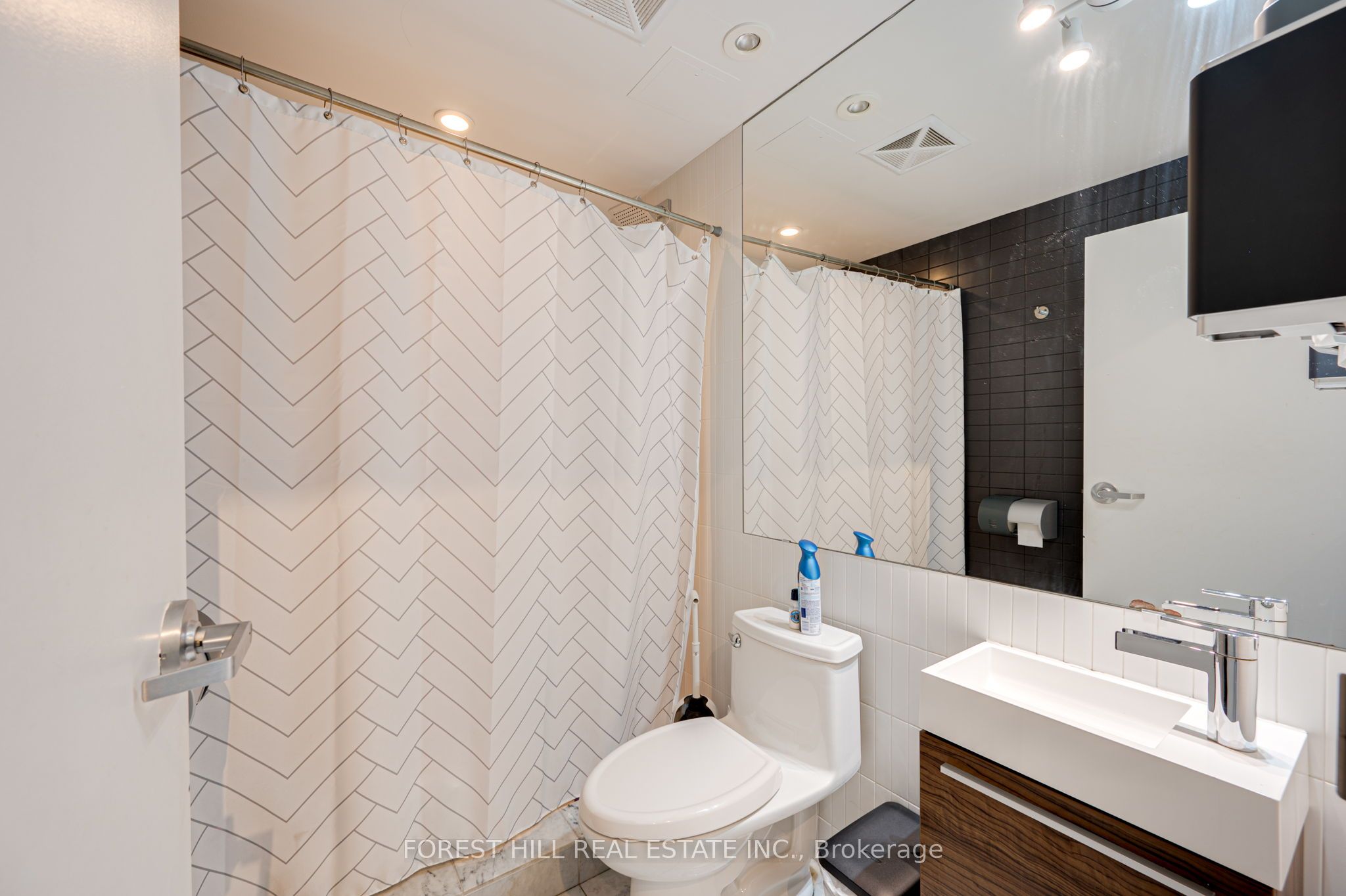 #200 - 659 St Clair Avenue Property Photo 12