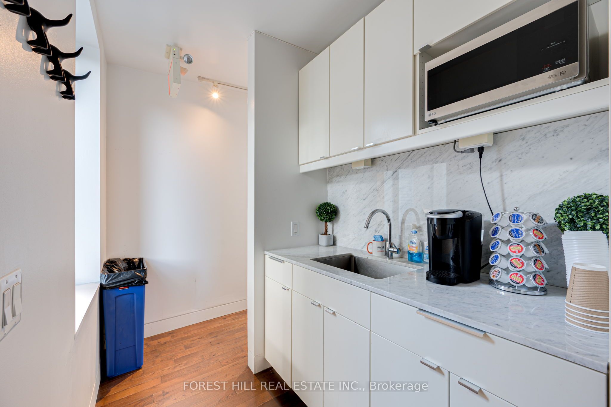 #200 - 659 St Clair Avenue Property Photo 13