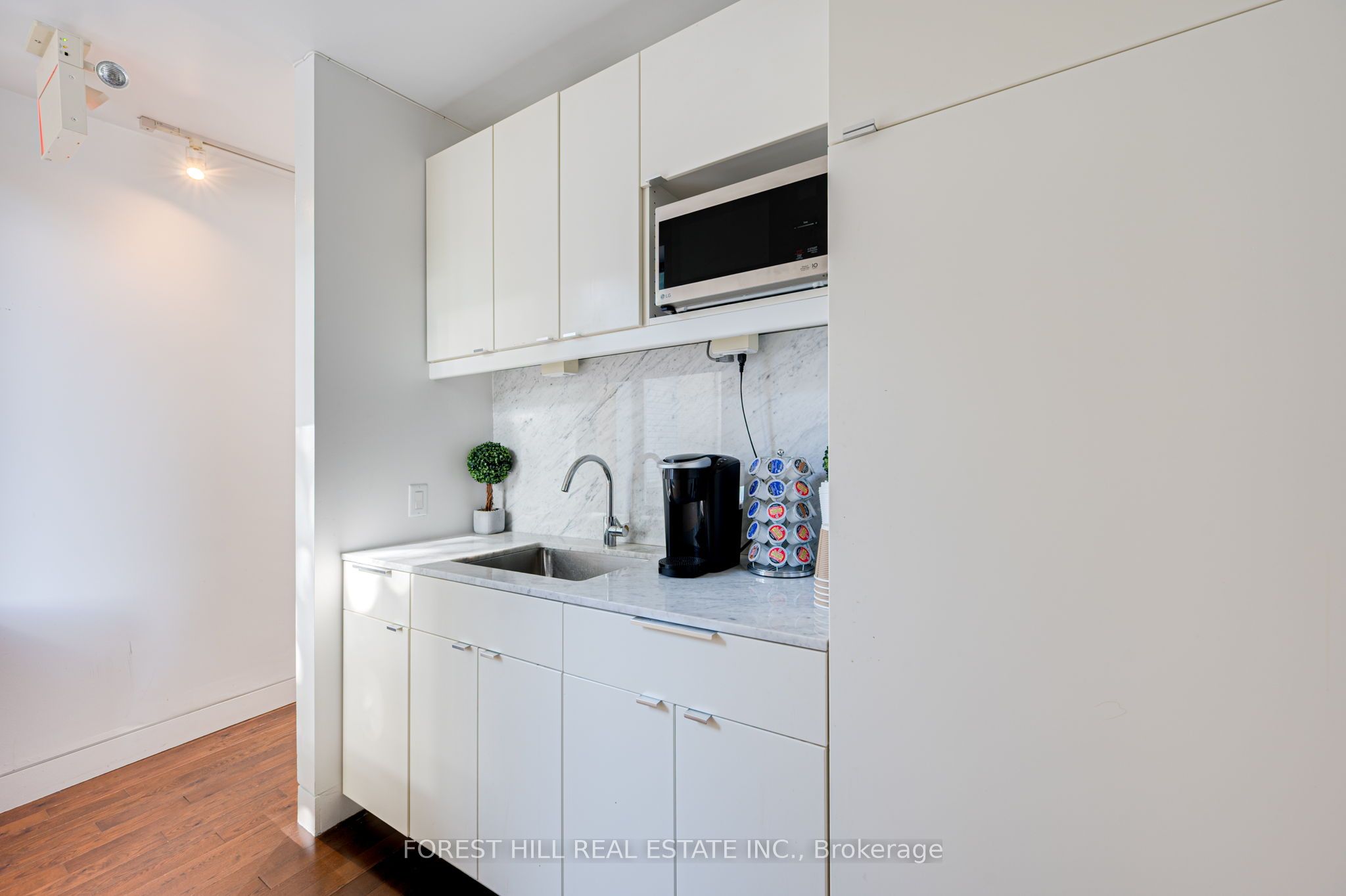 #200 - 659 St Clair Avenue Property Photo 14