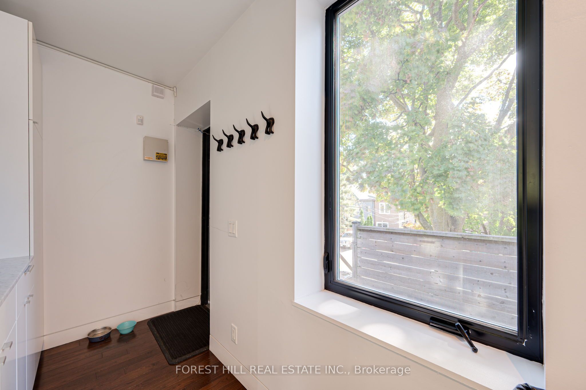 #200 - 659 St Clair Avenue Property Photo 15