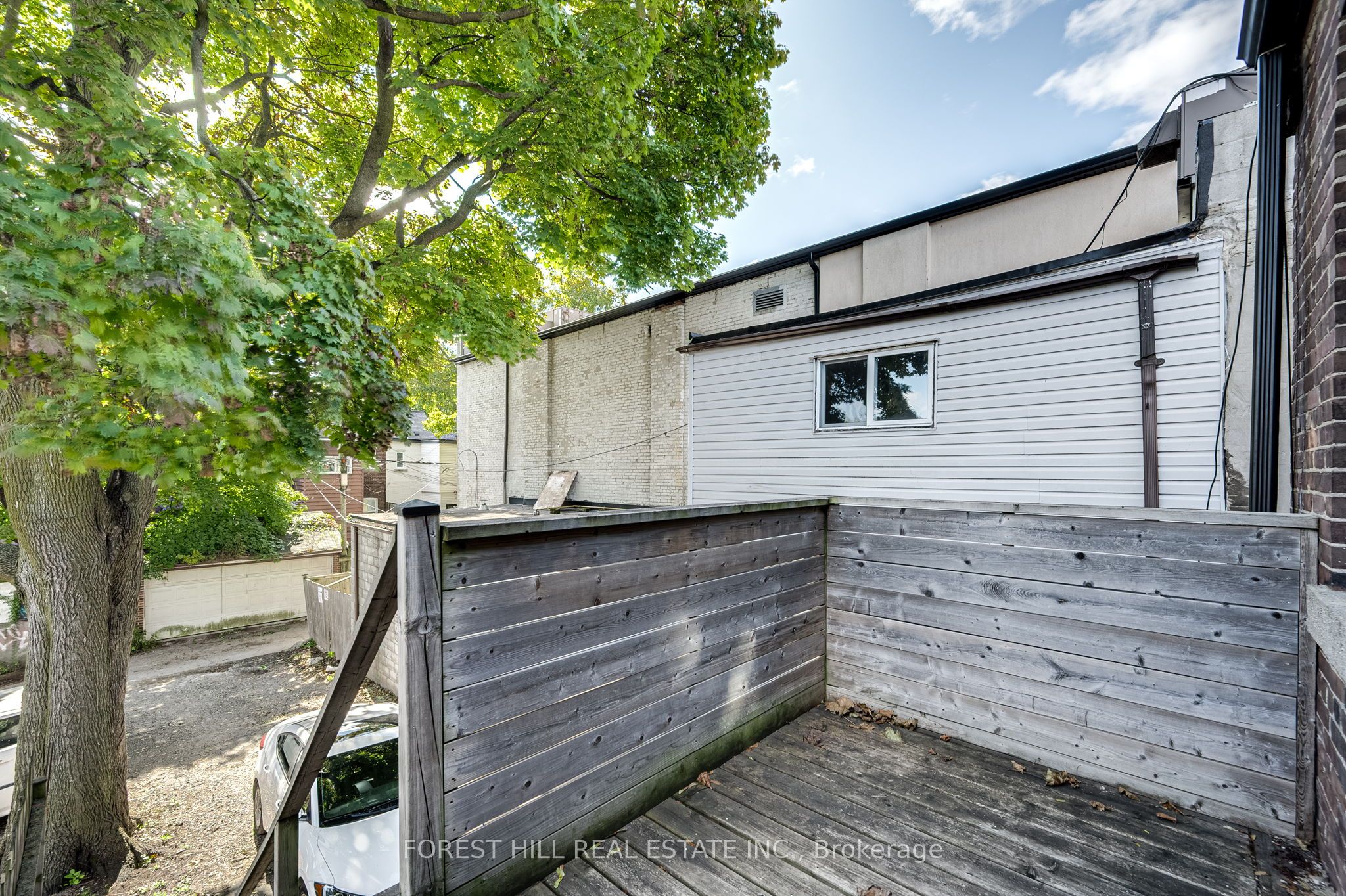 #200 - 659 St Clair Avenue Property Photo 16