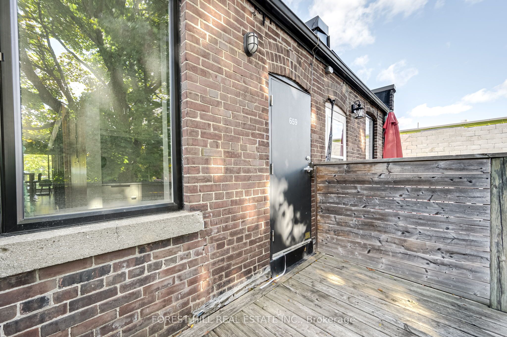 #200 - 659 St Clair Avenue Property Photo 18