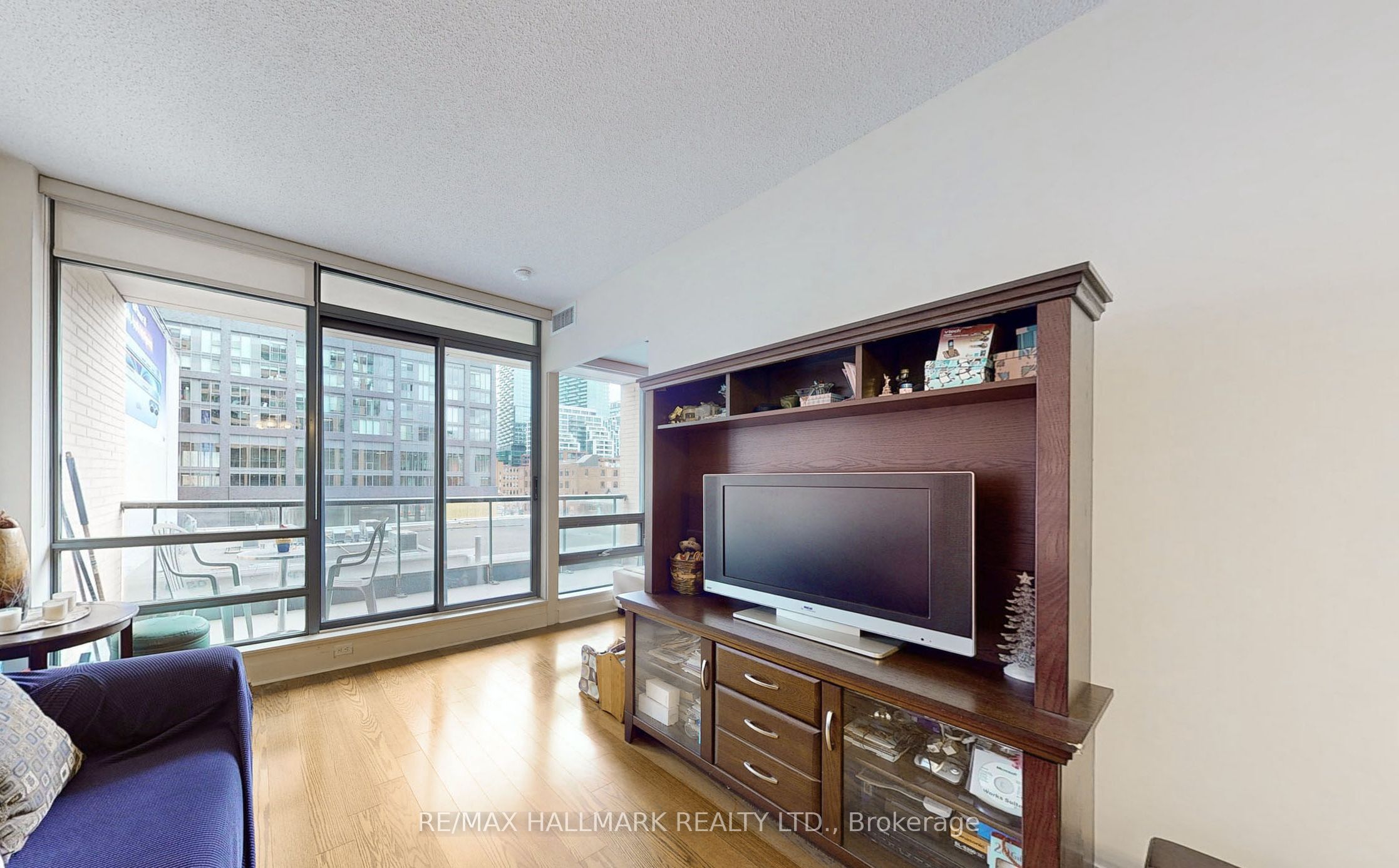 #414 - 438 King Street Property Photo 4