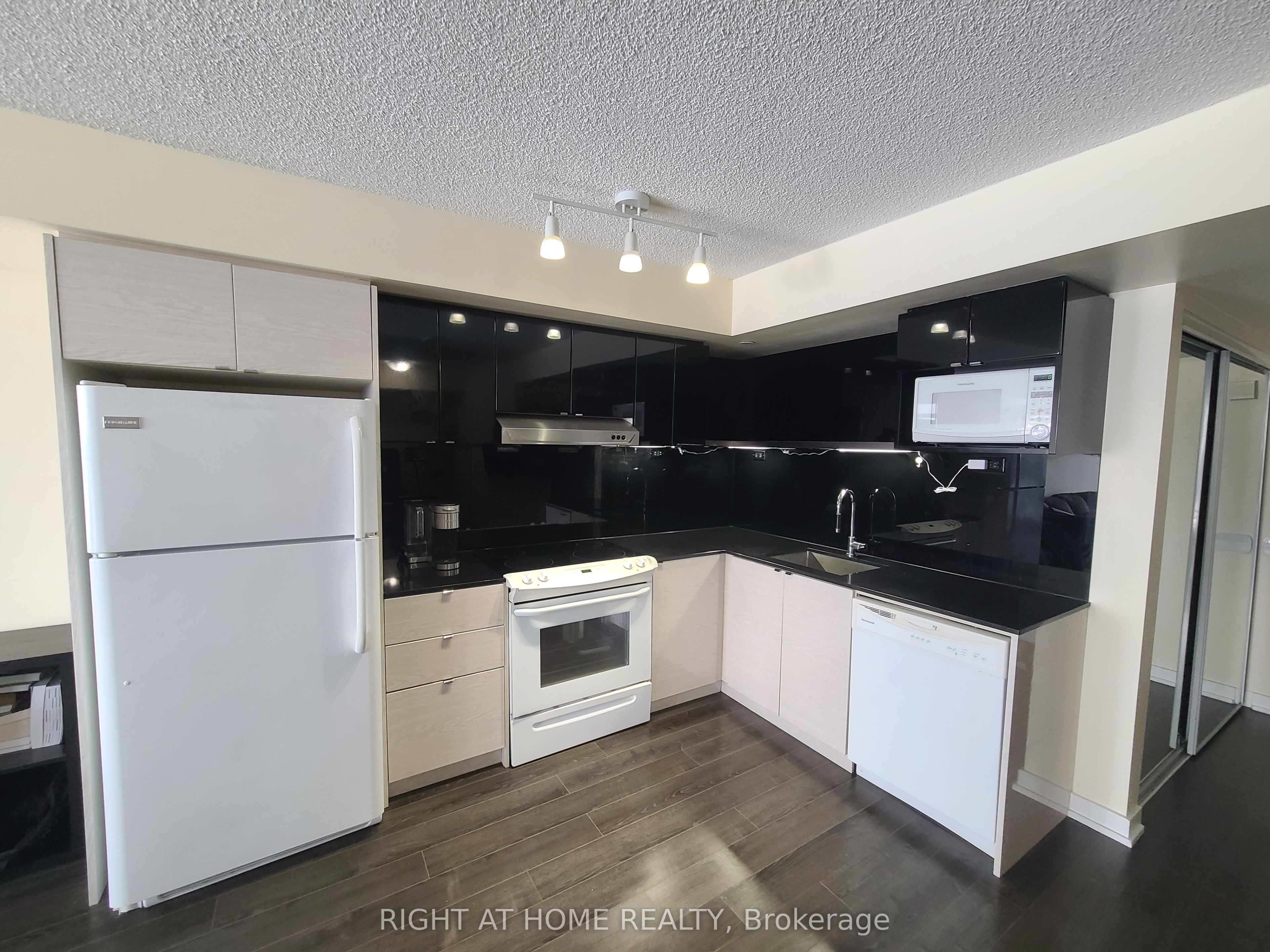 #808 - 72 Esther Shiner Boulevard Property Photo 2