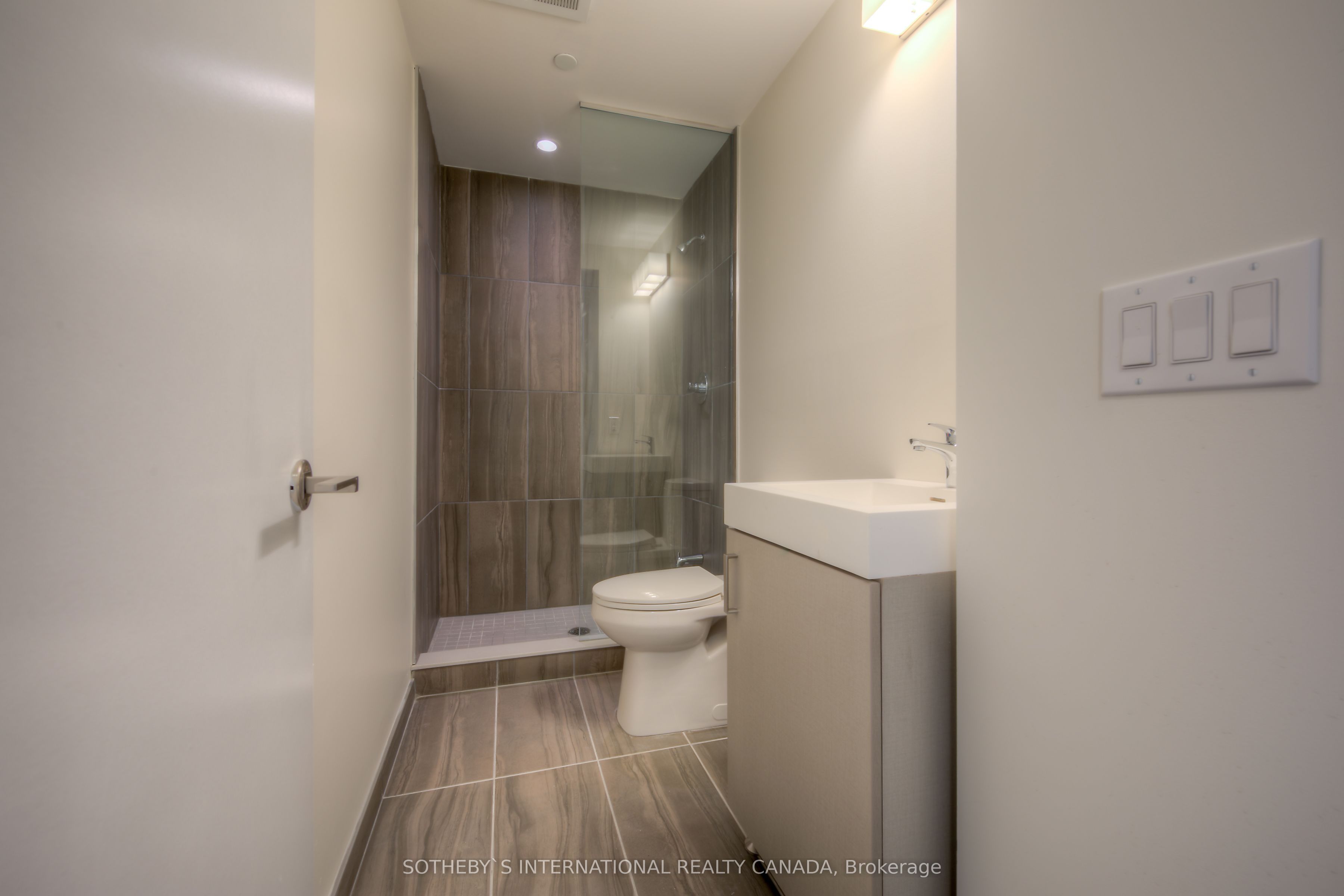 #203 - 17 Dundonald Street Property Photo 5