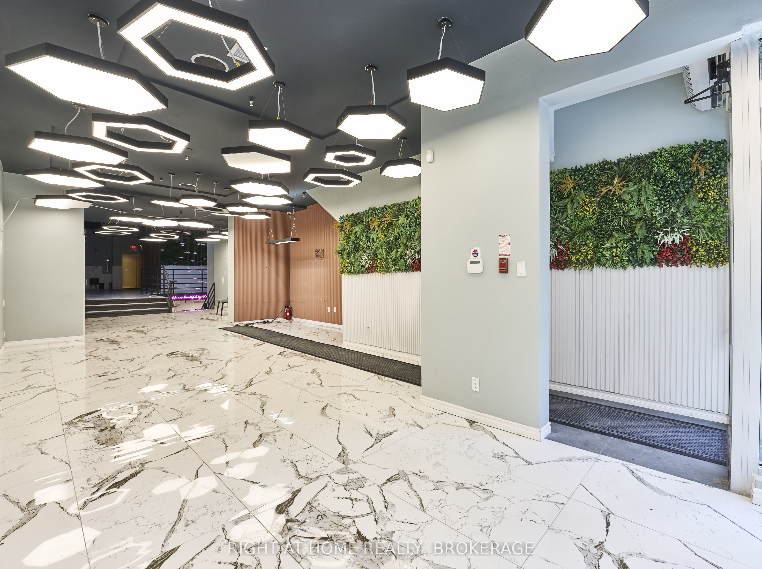588 Yonge Street Property Photo 1