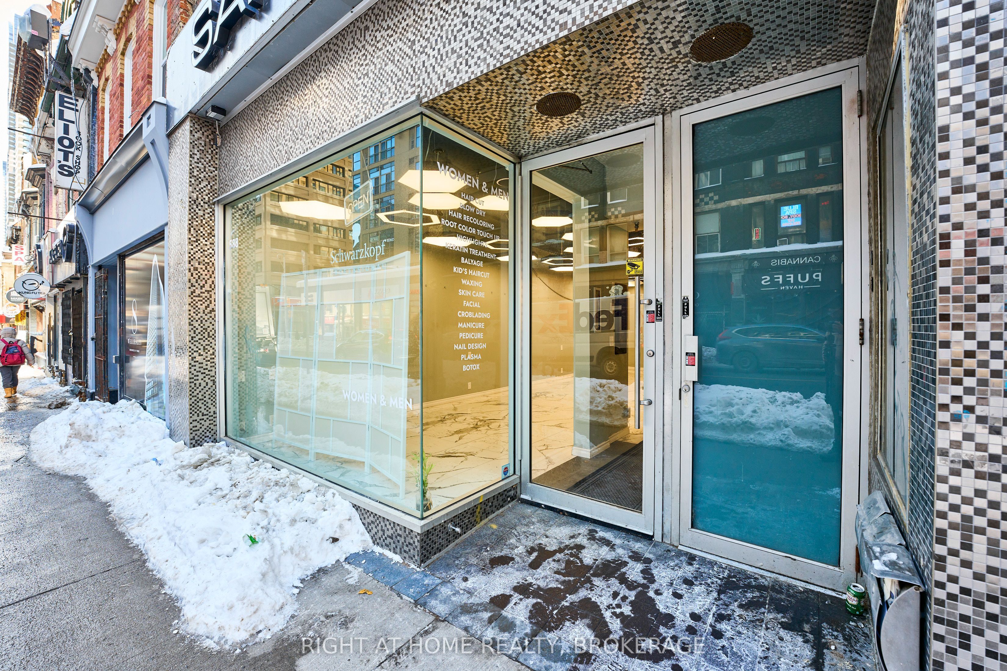 588 Yonge Street Property Photo 2