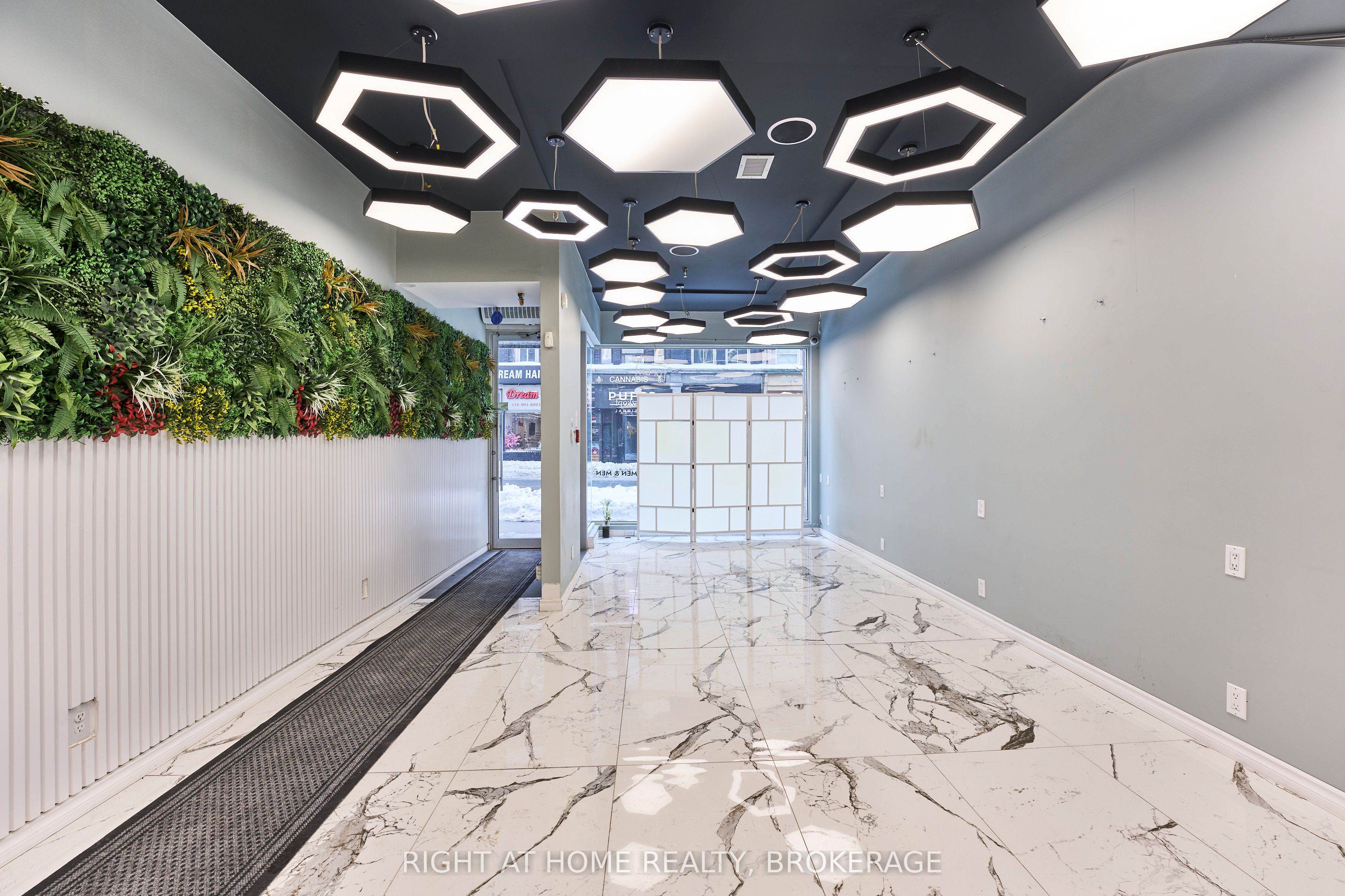 588 Yonge Street Property Photo 4