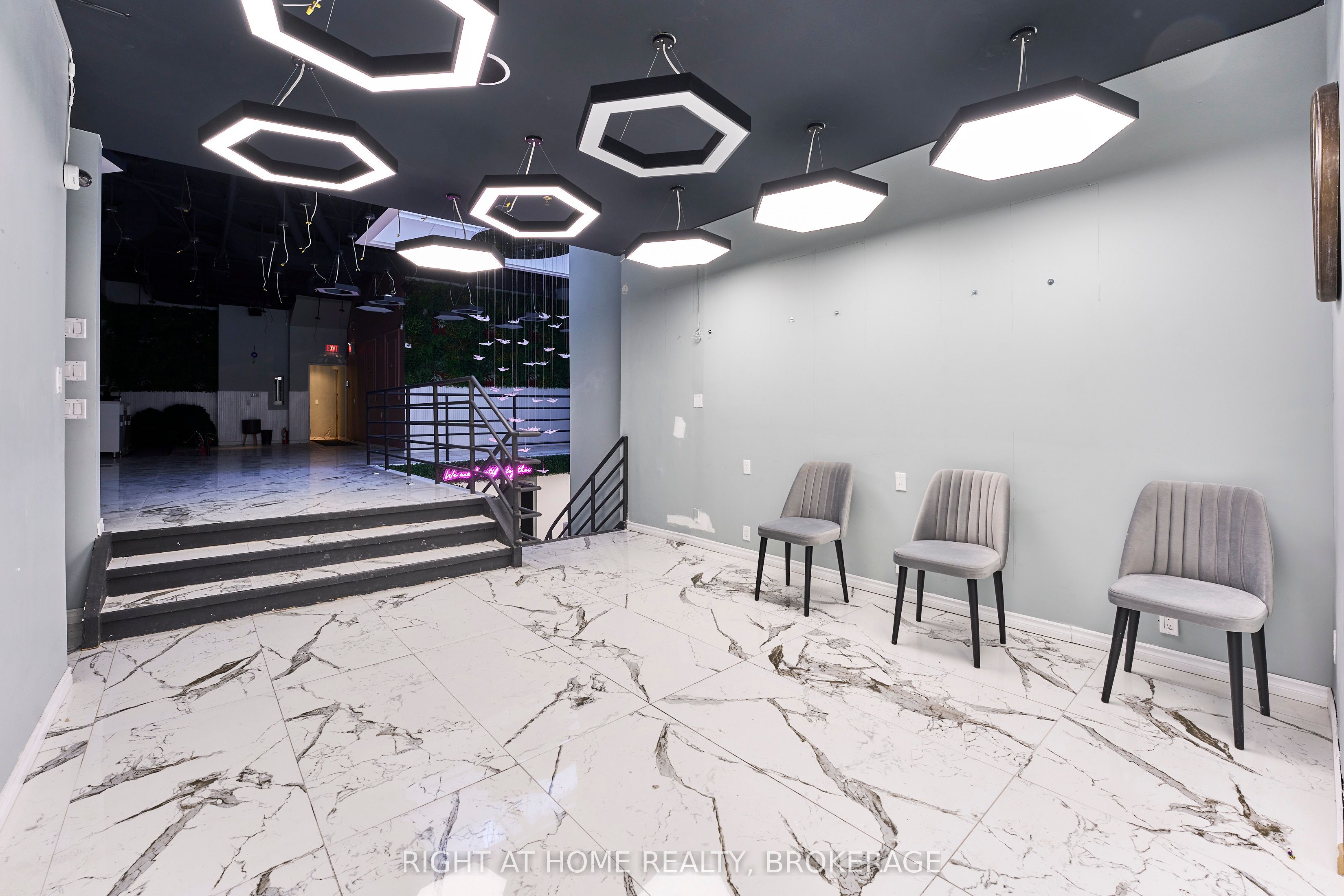 588 Yonge Street Property Photo 6