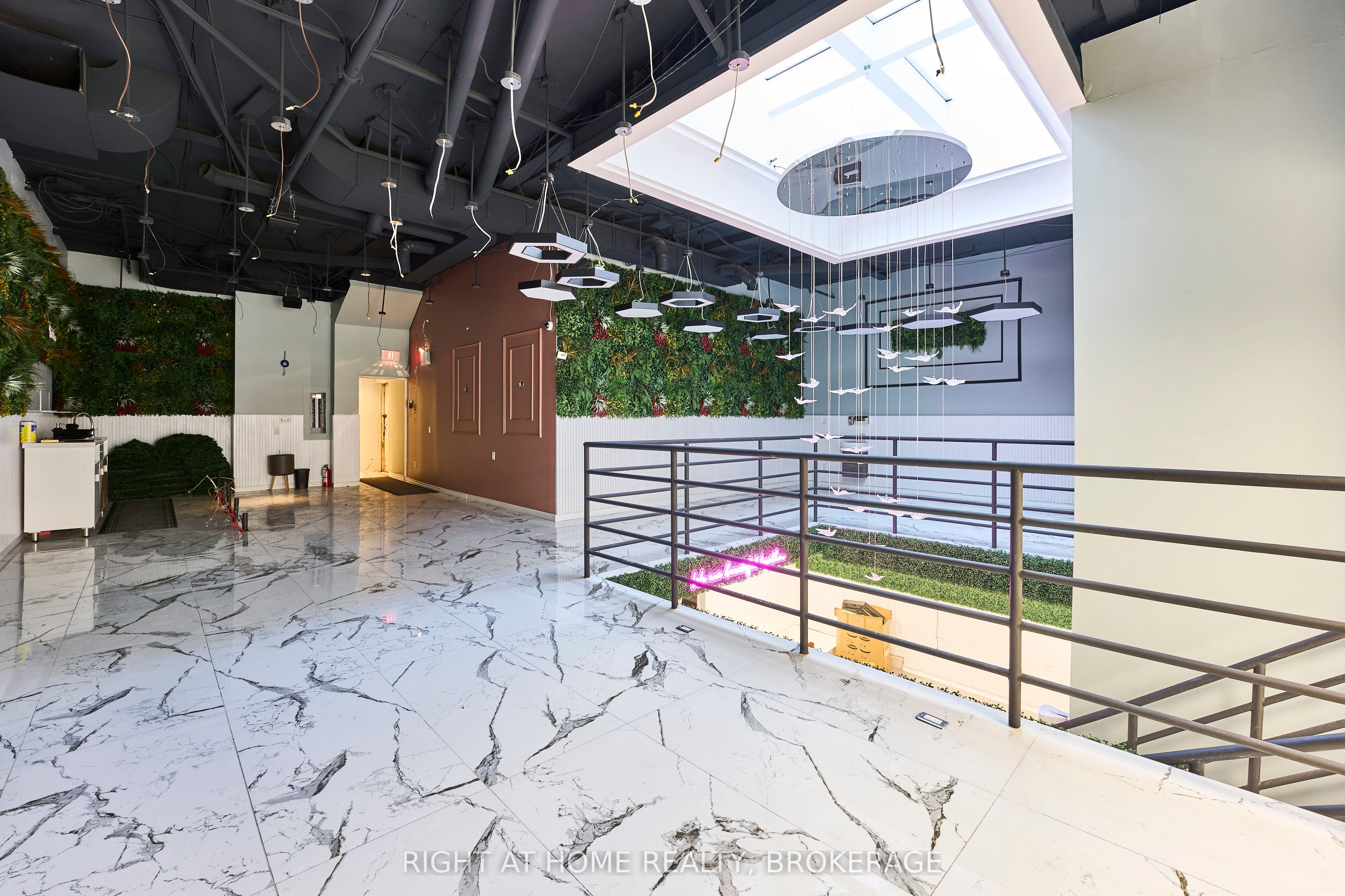 588 Yonge Street Property Photo 7