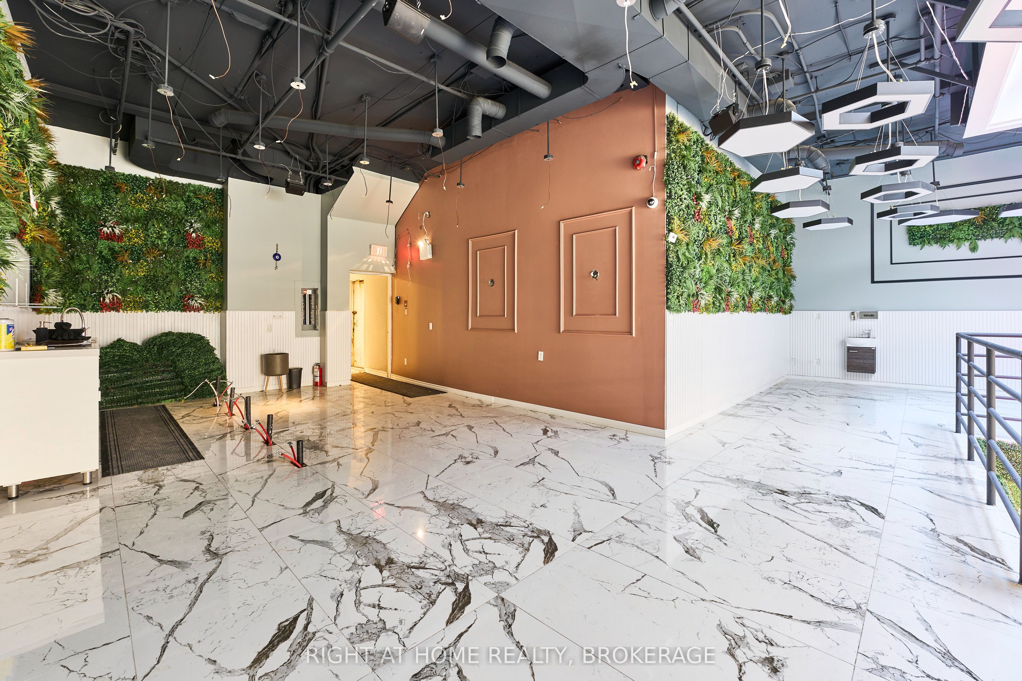 588 Yonge Street Property Photo 8