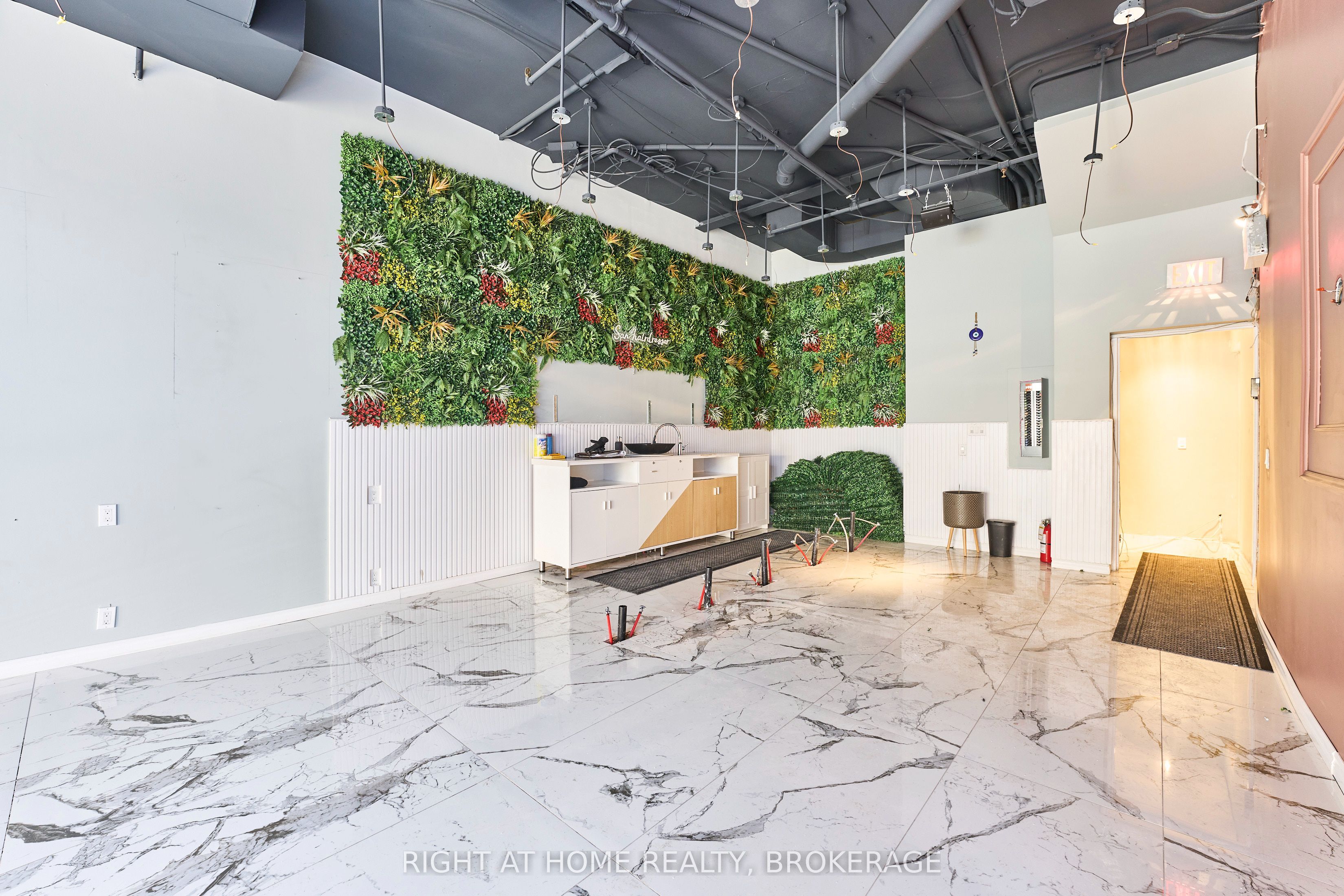 588 Yonge Street Property Photo 9