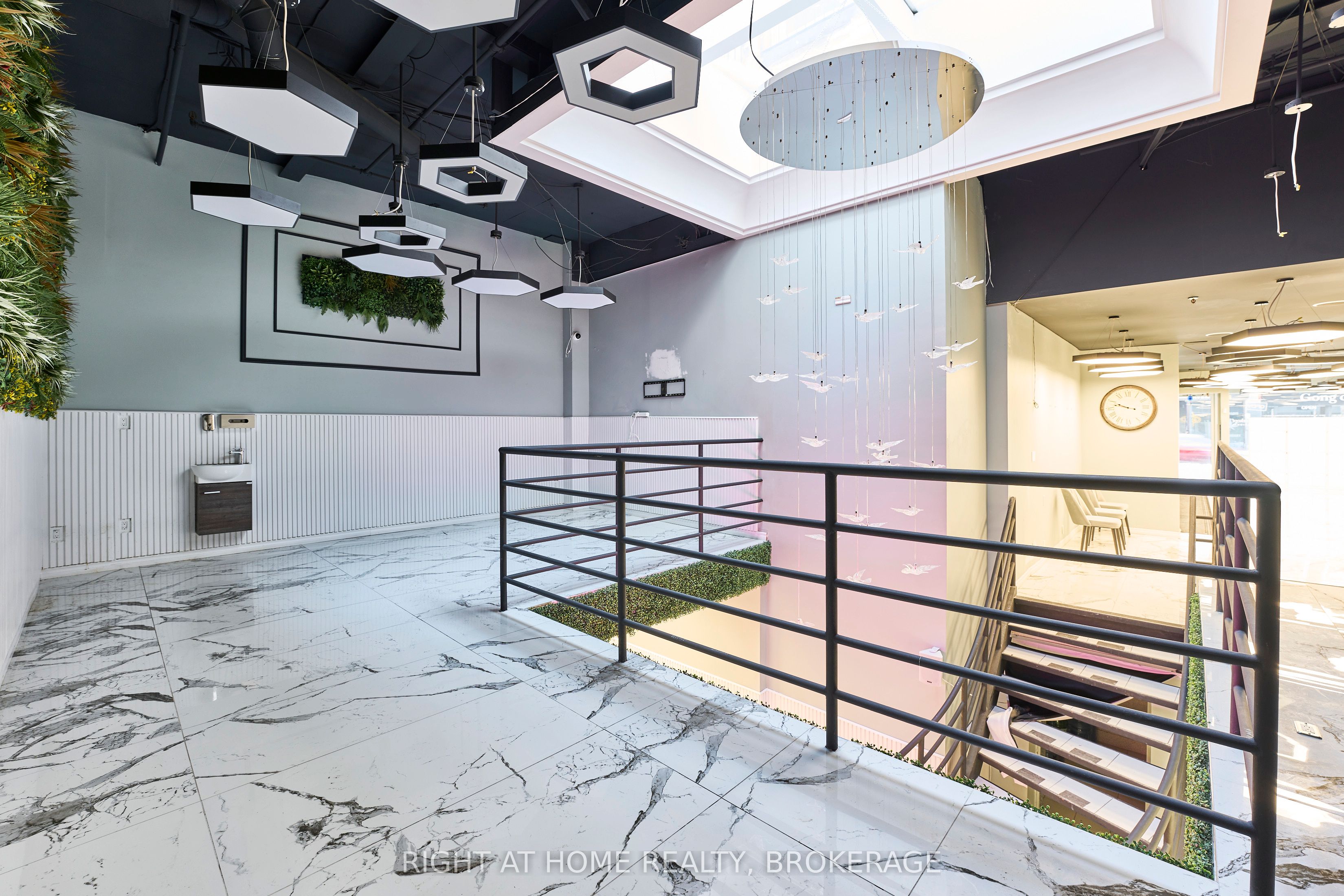 588 Yonge Street Property Photo 10