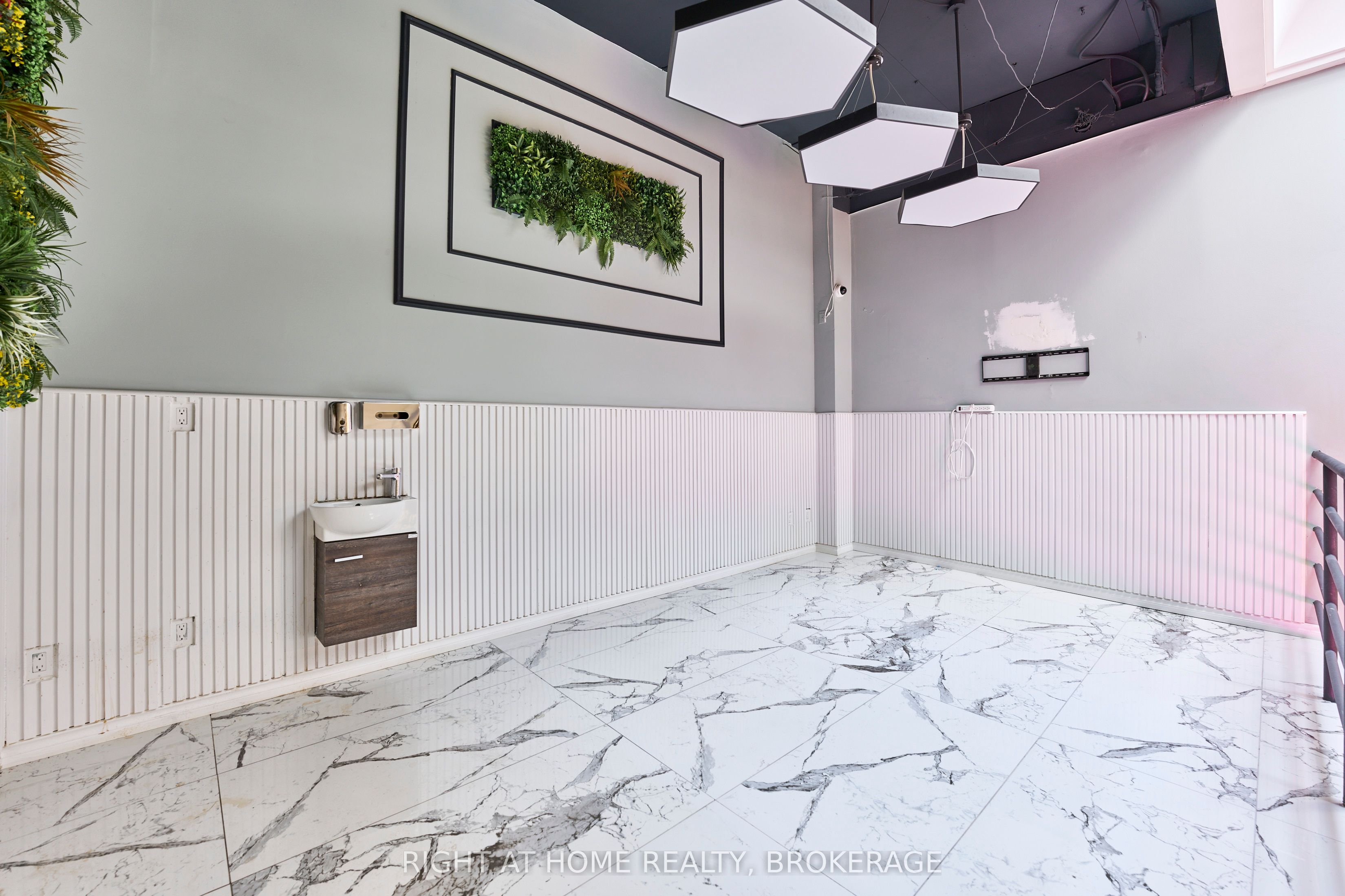 588 Yonge Street Property Photo 11