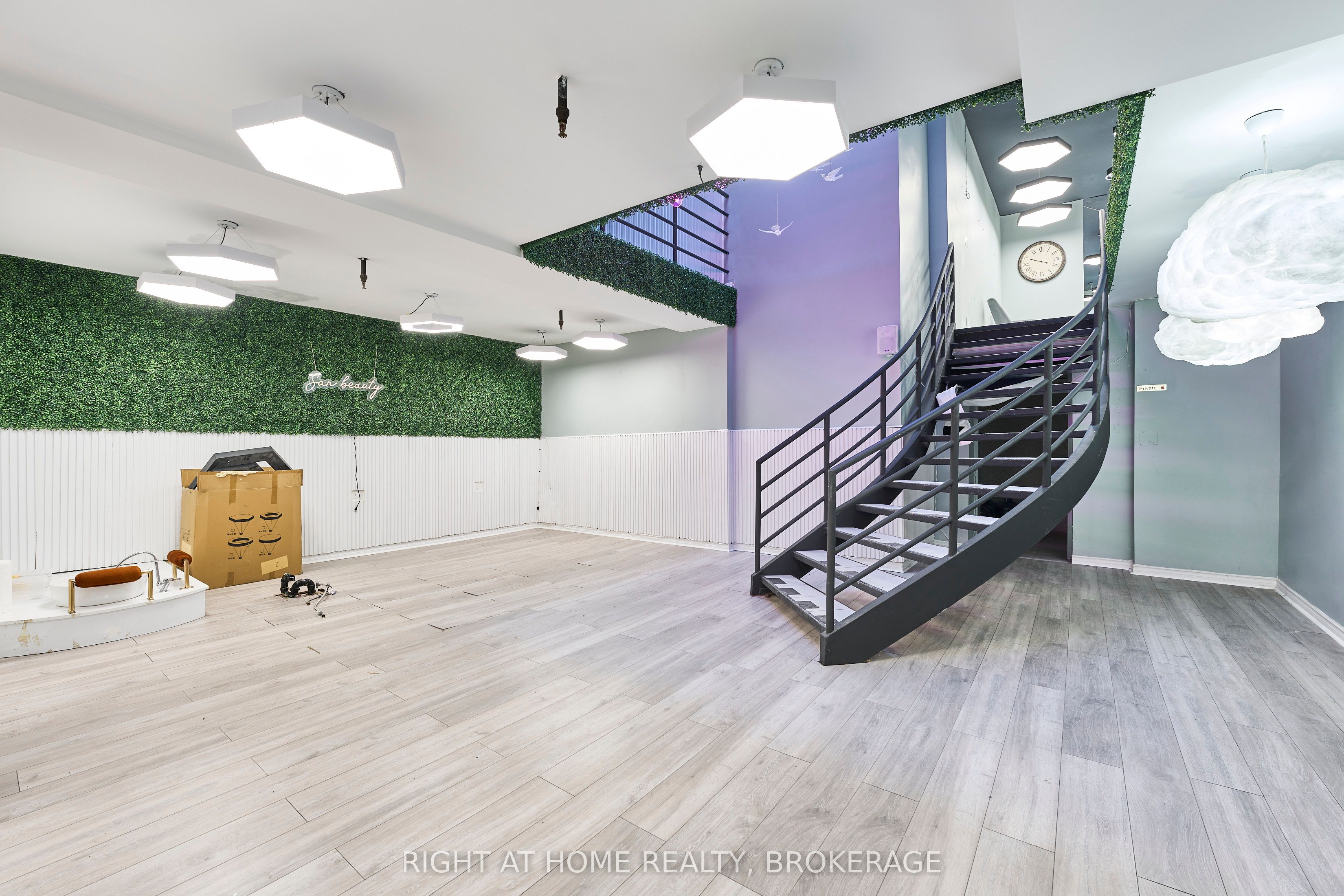 588 Yonge Street Property Photo 14