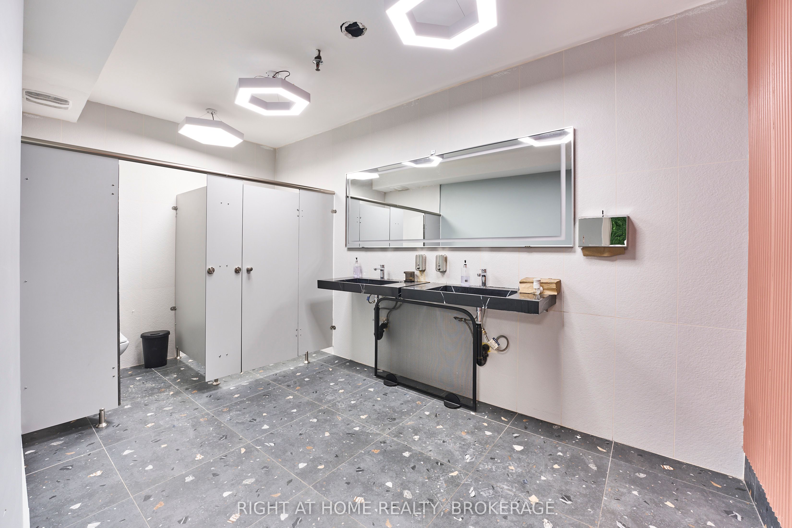 588 Yonge Street Property Photo 16