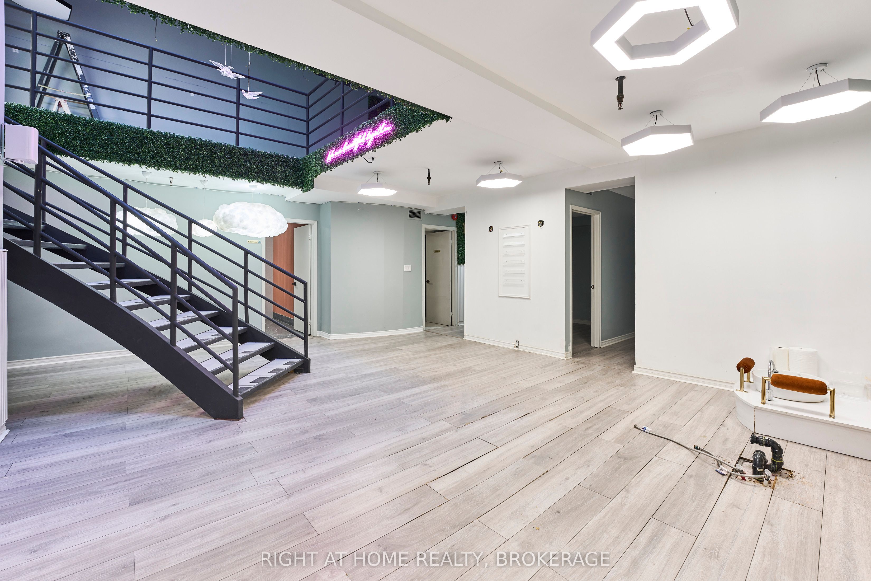 588 Yonge Street Property Photo 17