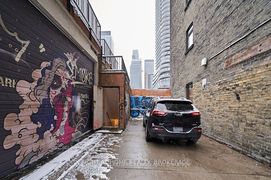 588 Yonge Street Property Photo 24