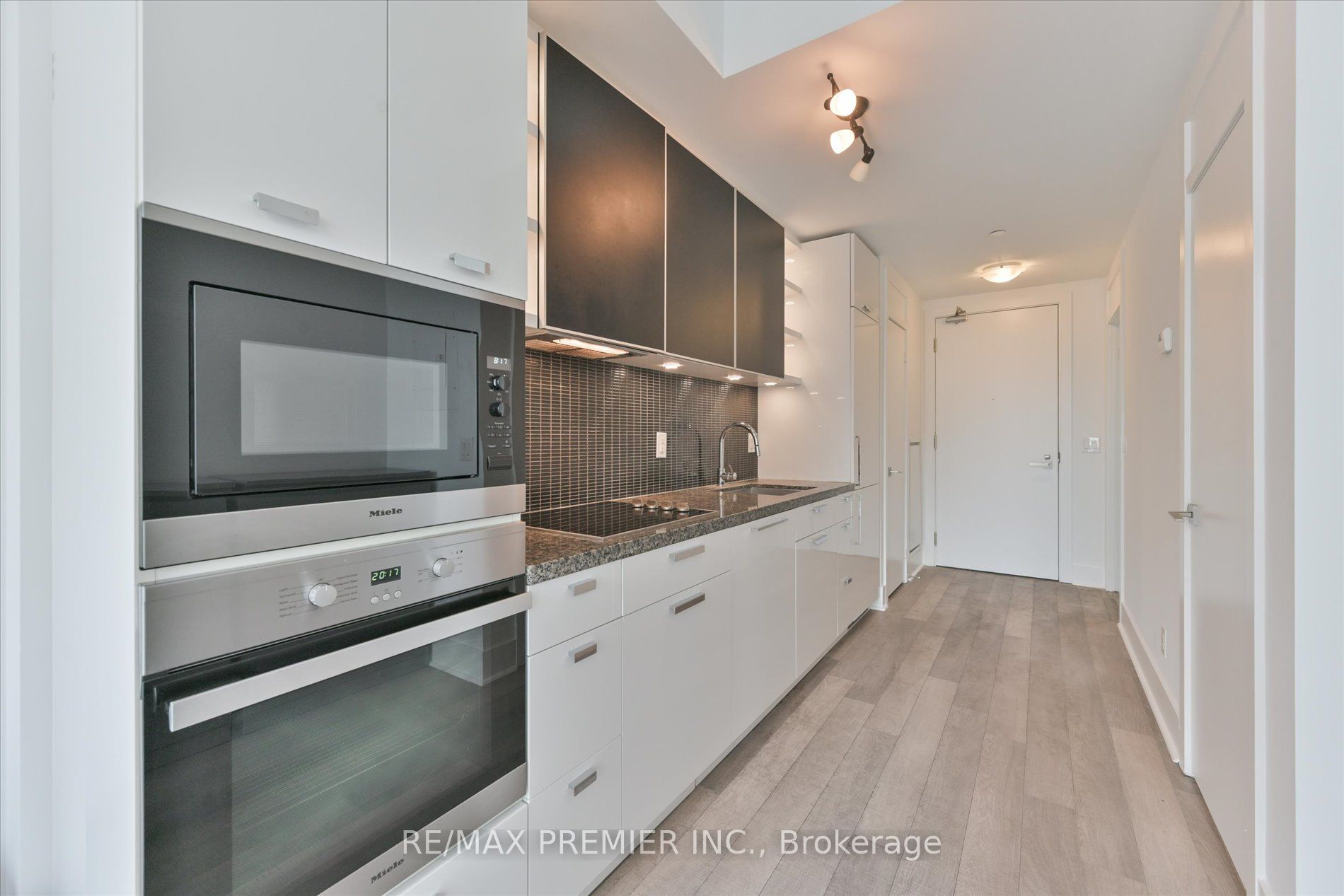 #407 - 32 Davenport Road Property Photo 4