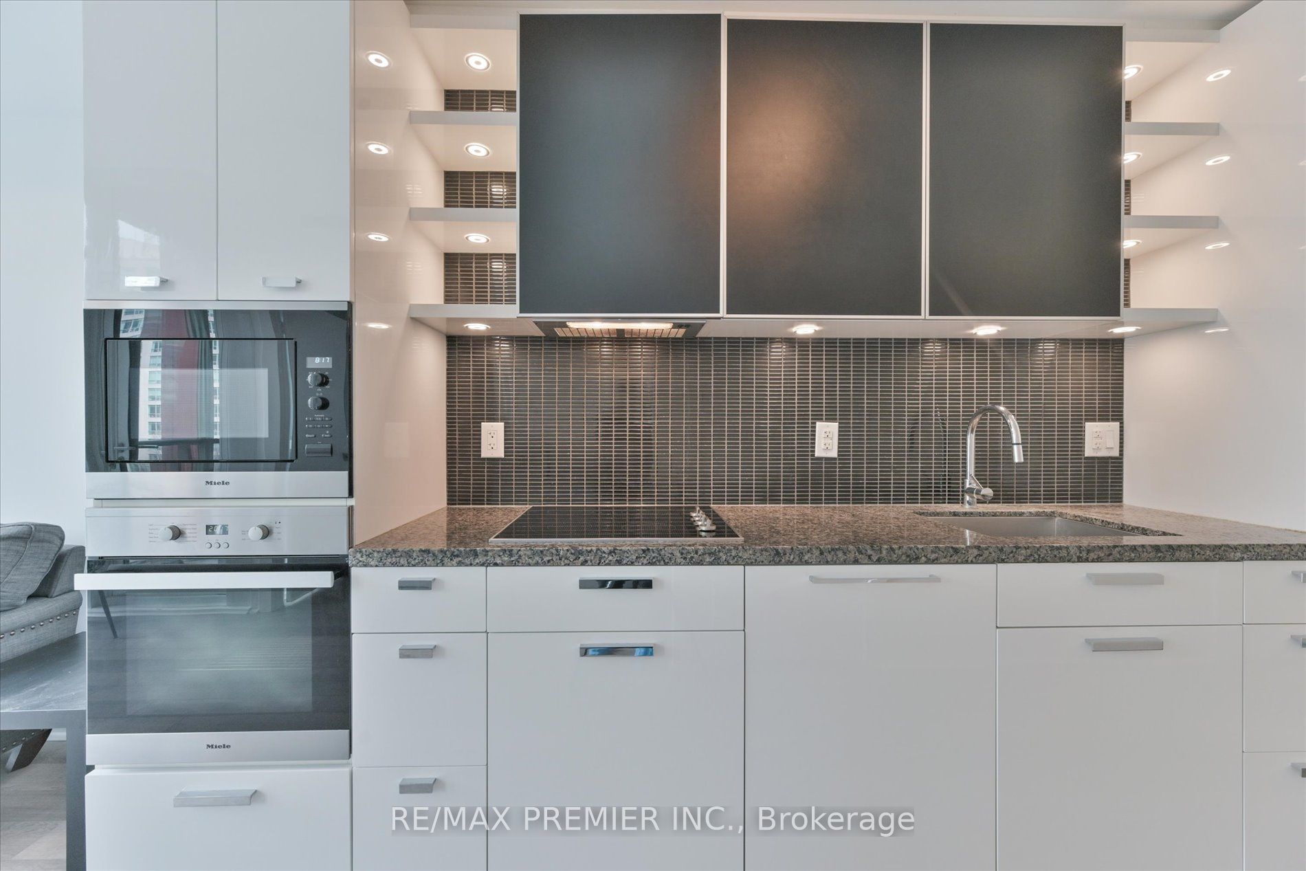 #407 - 32 Davenport Road Property Photo 5