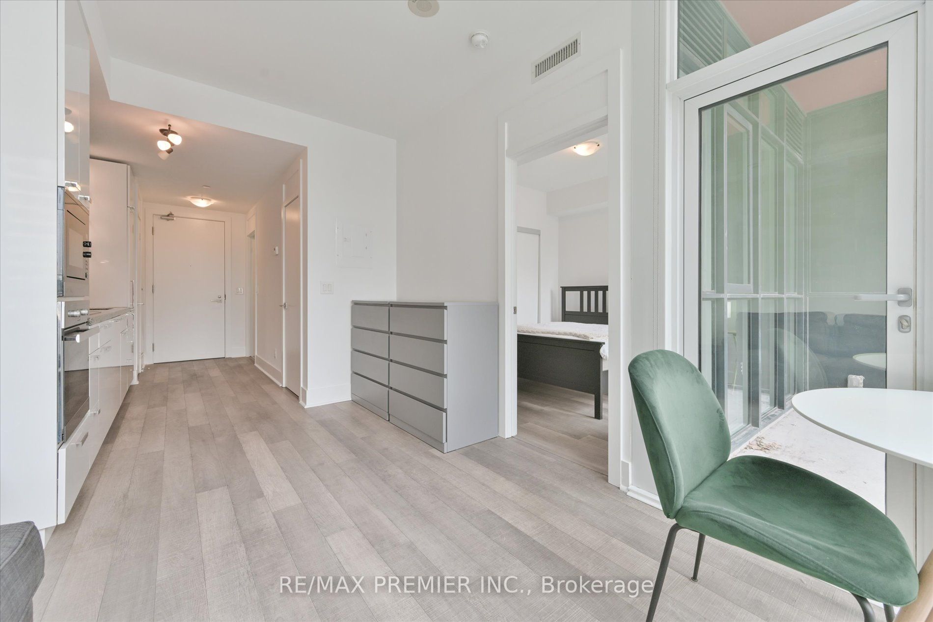 #407 - 32 Davenport Road Property Photo 6