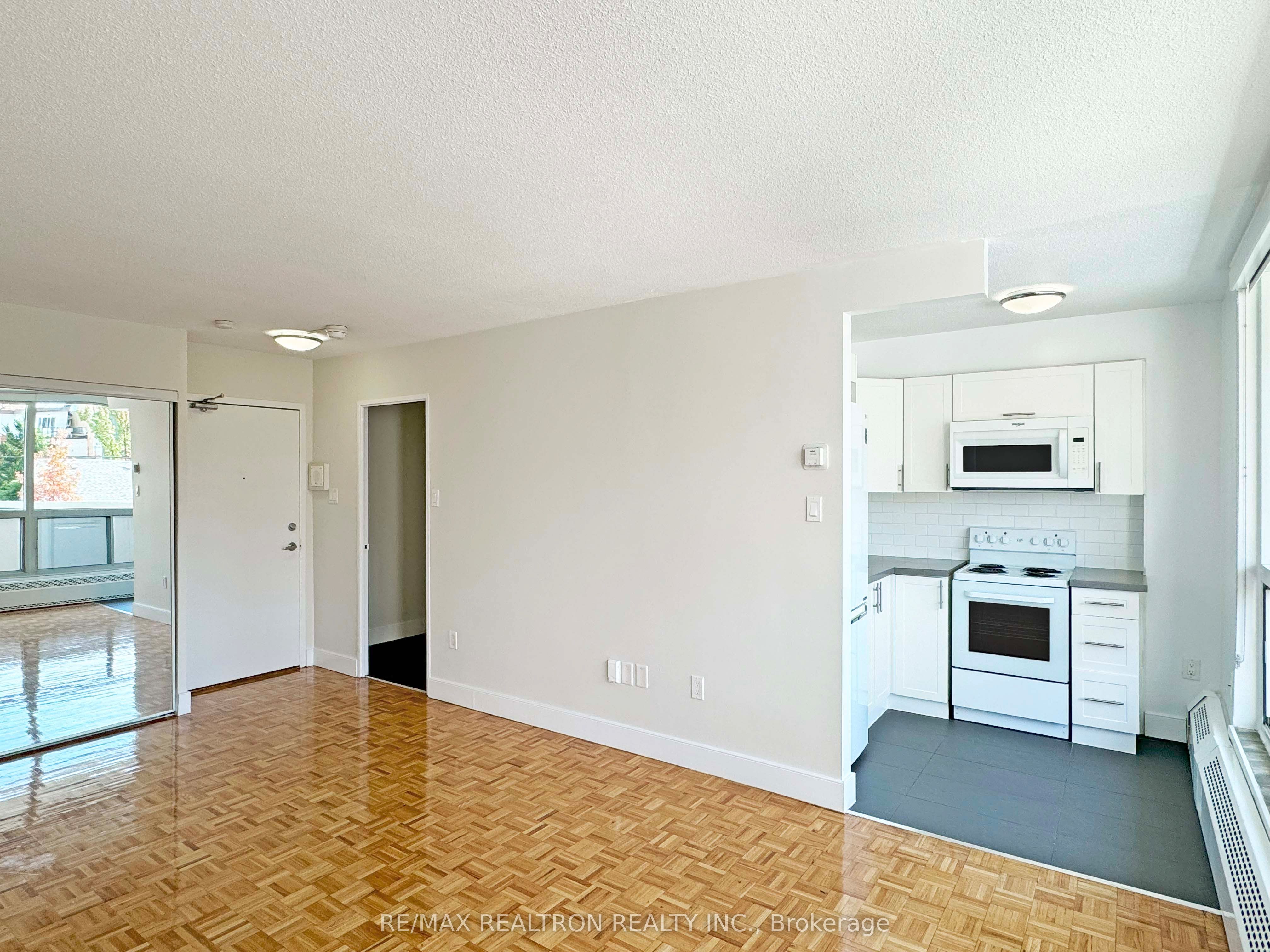#202 - 666 Spadina Avenue Property Photo 2