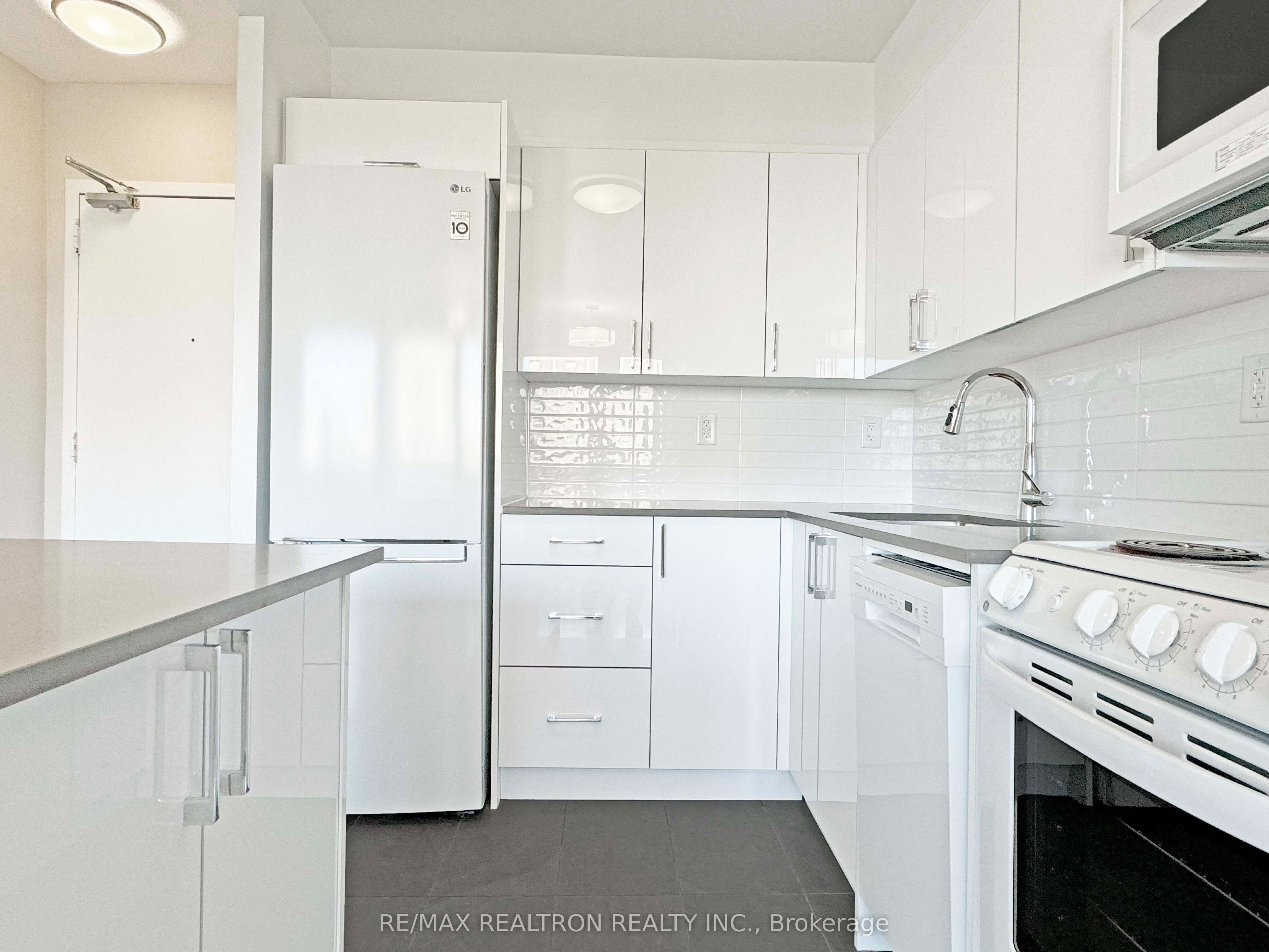 #808 - 666 Spadina Avenue Property Photo 4