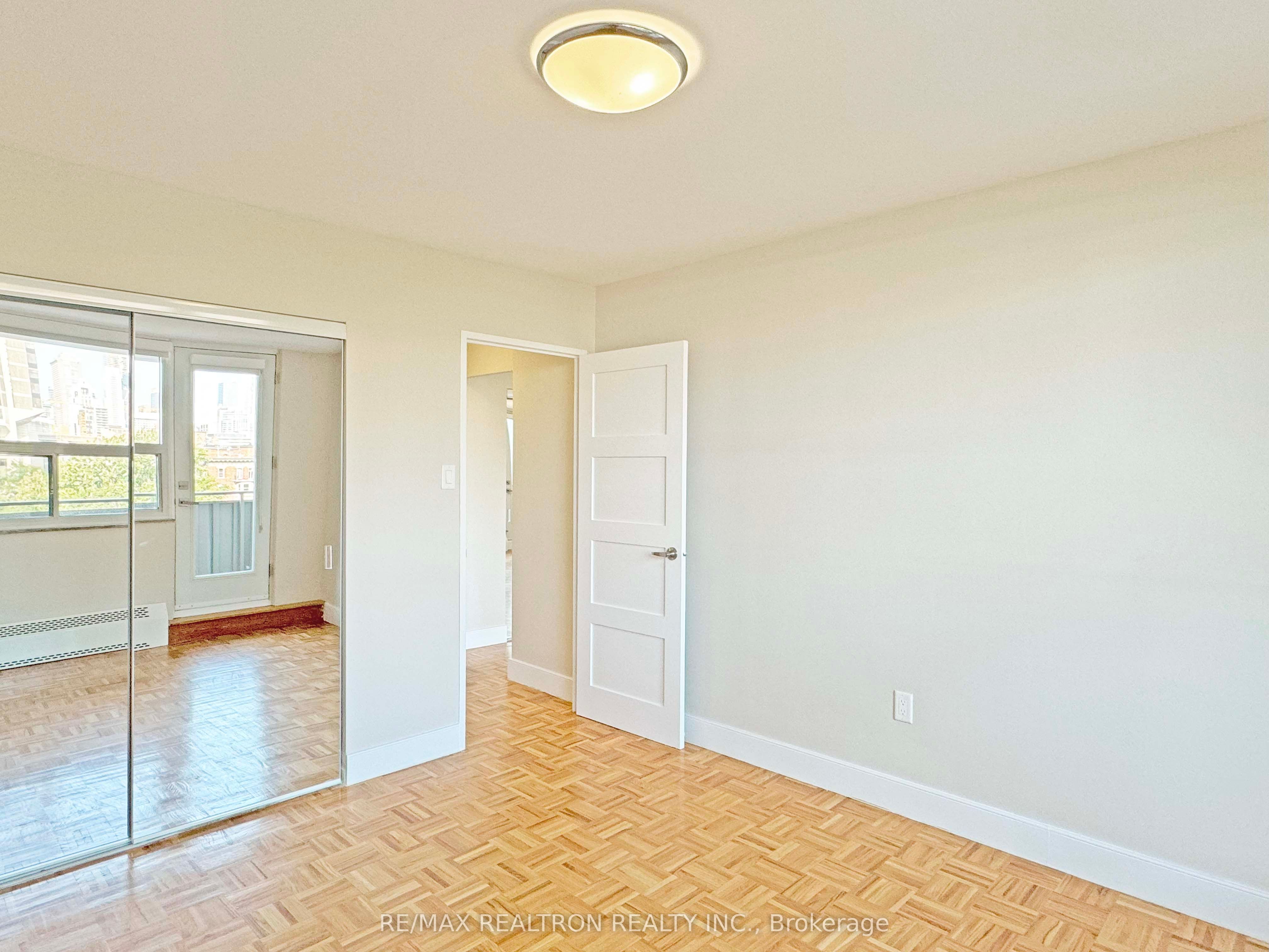 #808 - 666 Spadina Avenue Property Photo 8