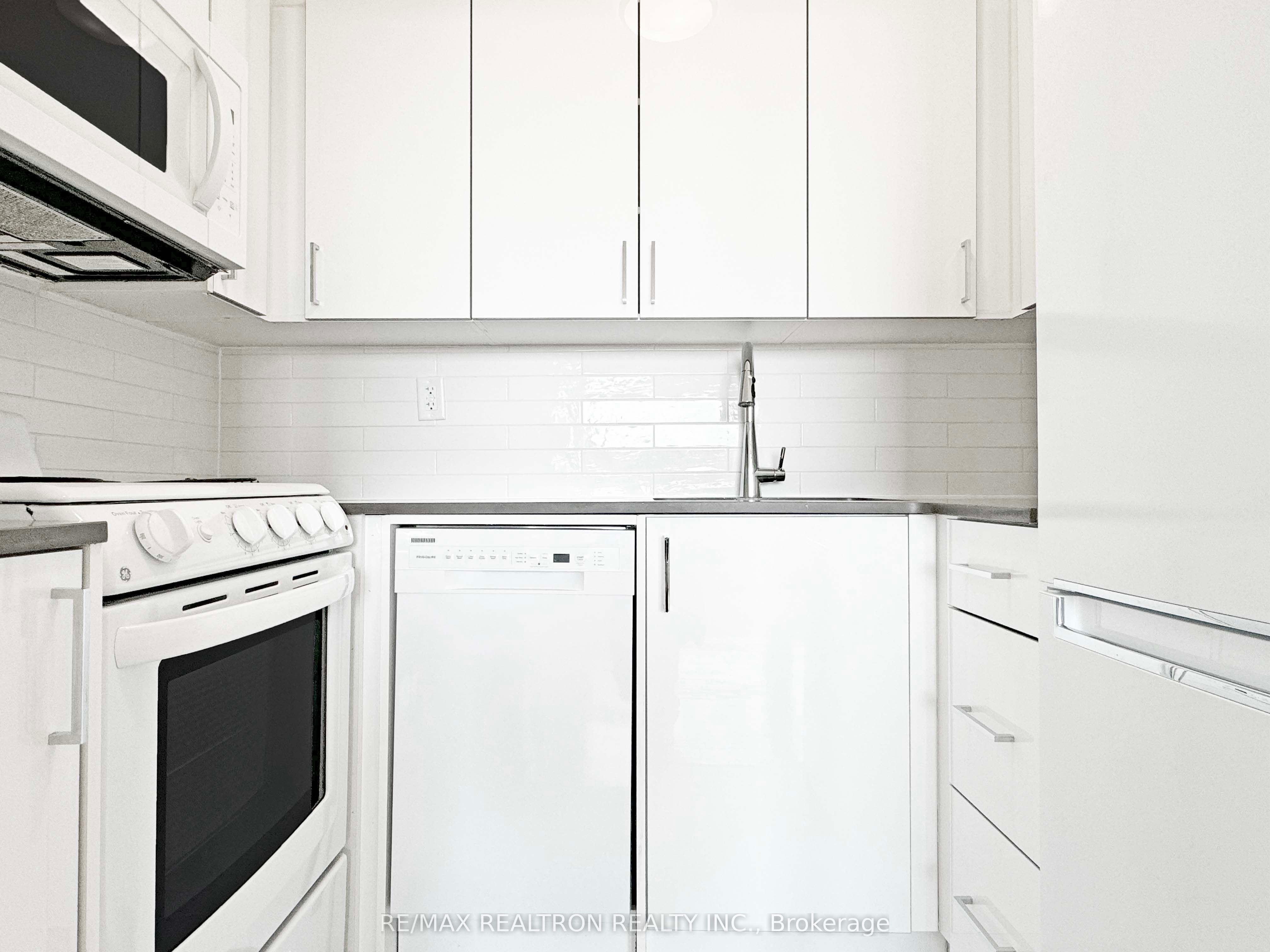 #2001 - 666 Spadina Avenue Property Photo 3