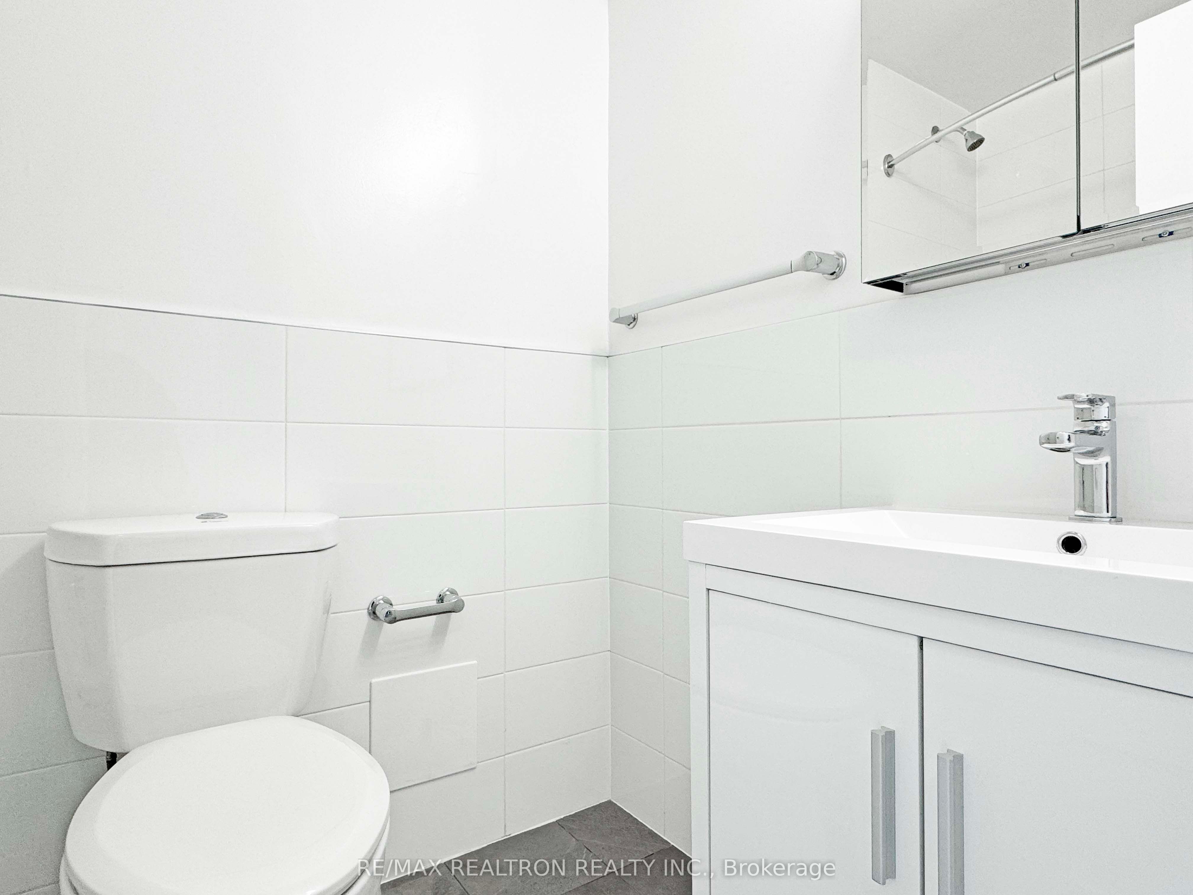 #2001 - 666 Spadina Avenue Property Photo 9