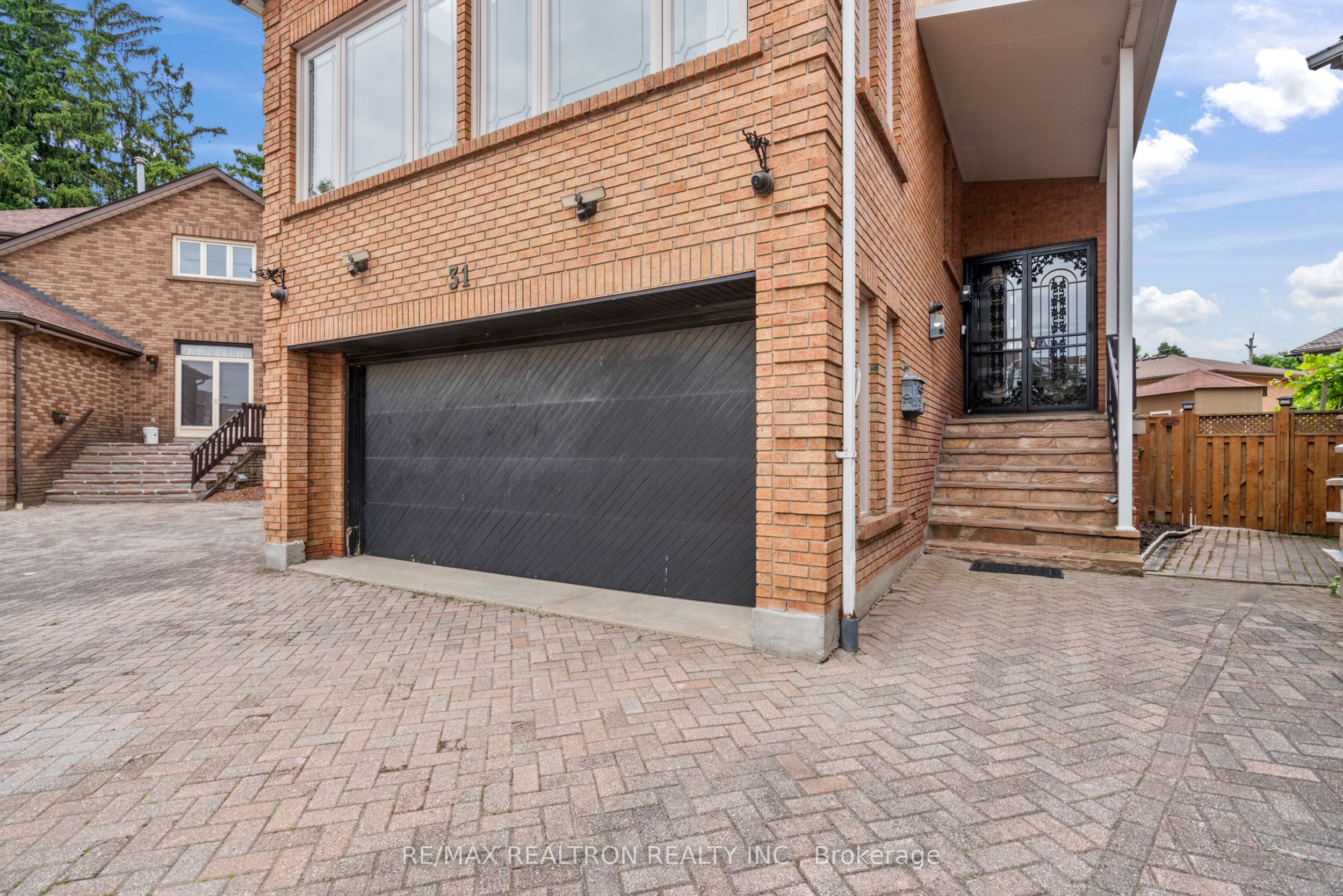 31 Carnival Court Property Photo 2