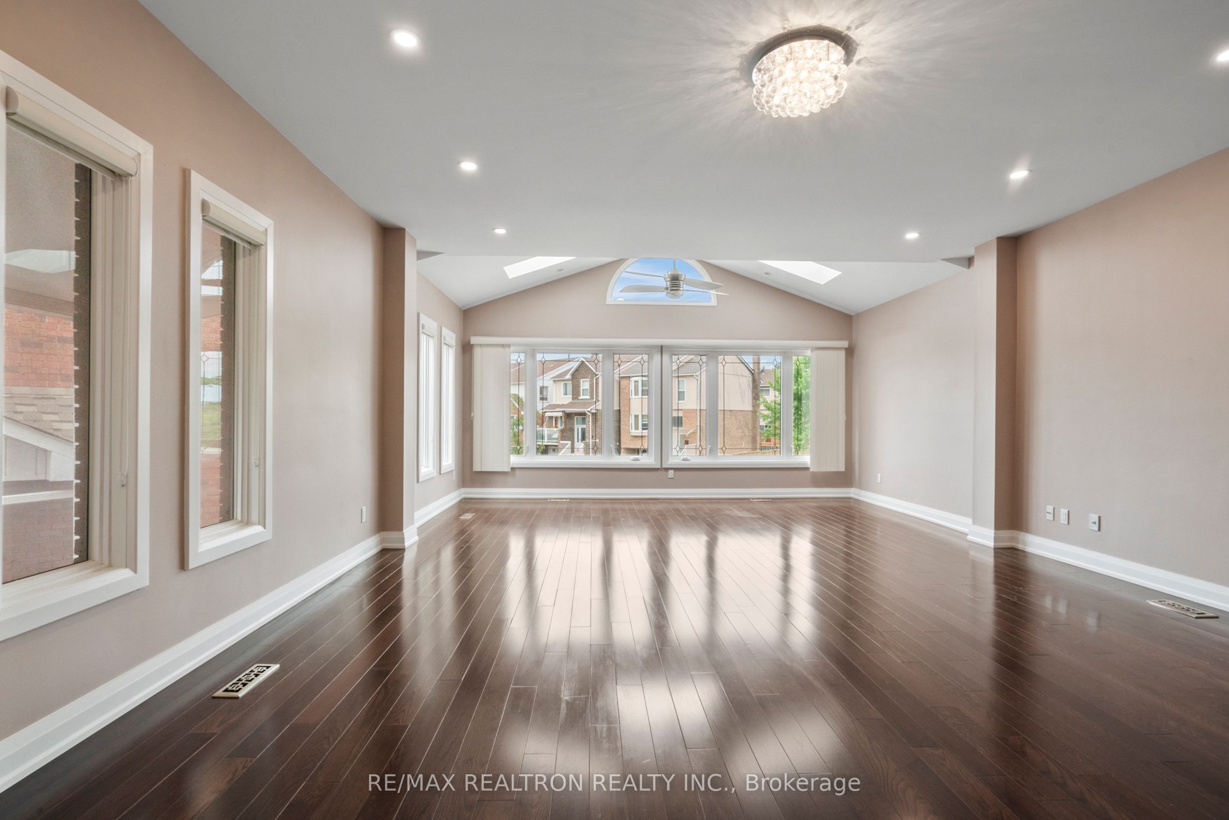 31 Carnival Court Property Photo 7