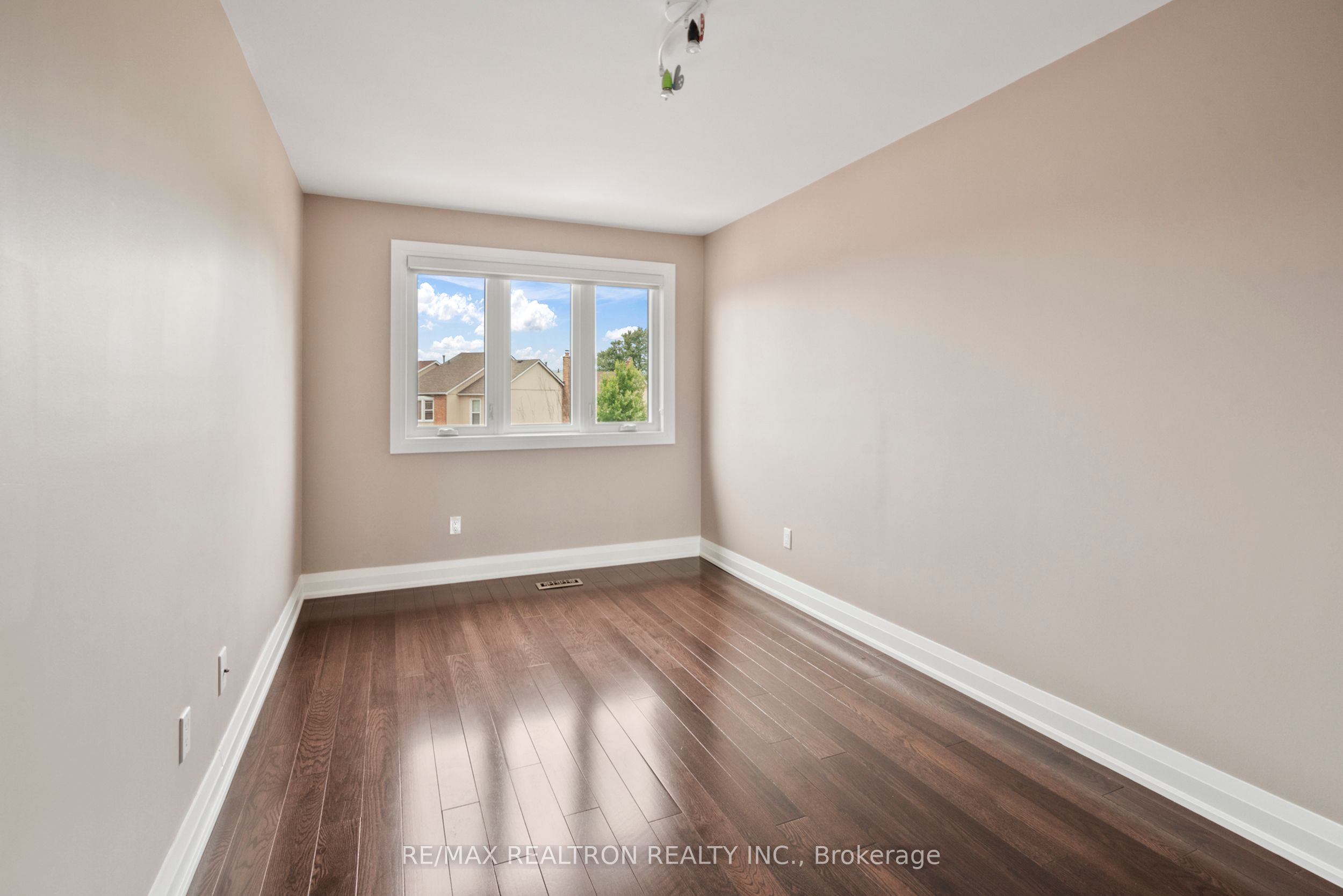 31 Carnival Court Property Photo 22