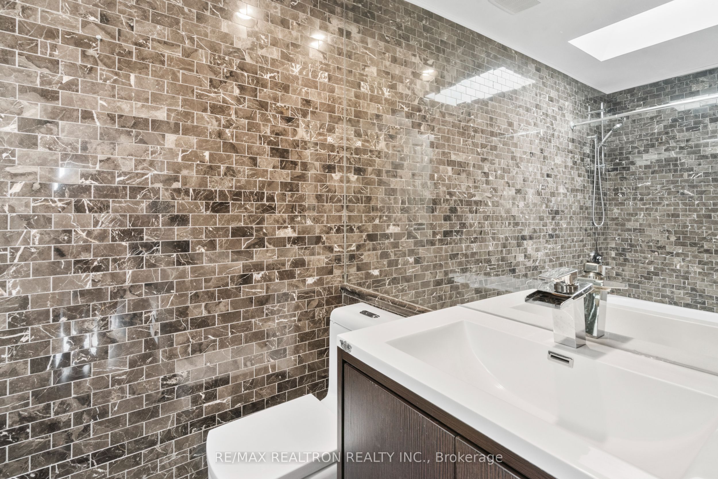 31 Carnival Court Property Photo 24