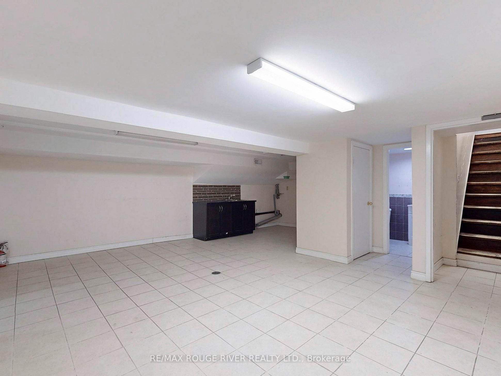 1556 Avenue Road Property Photo 14
