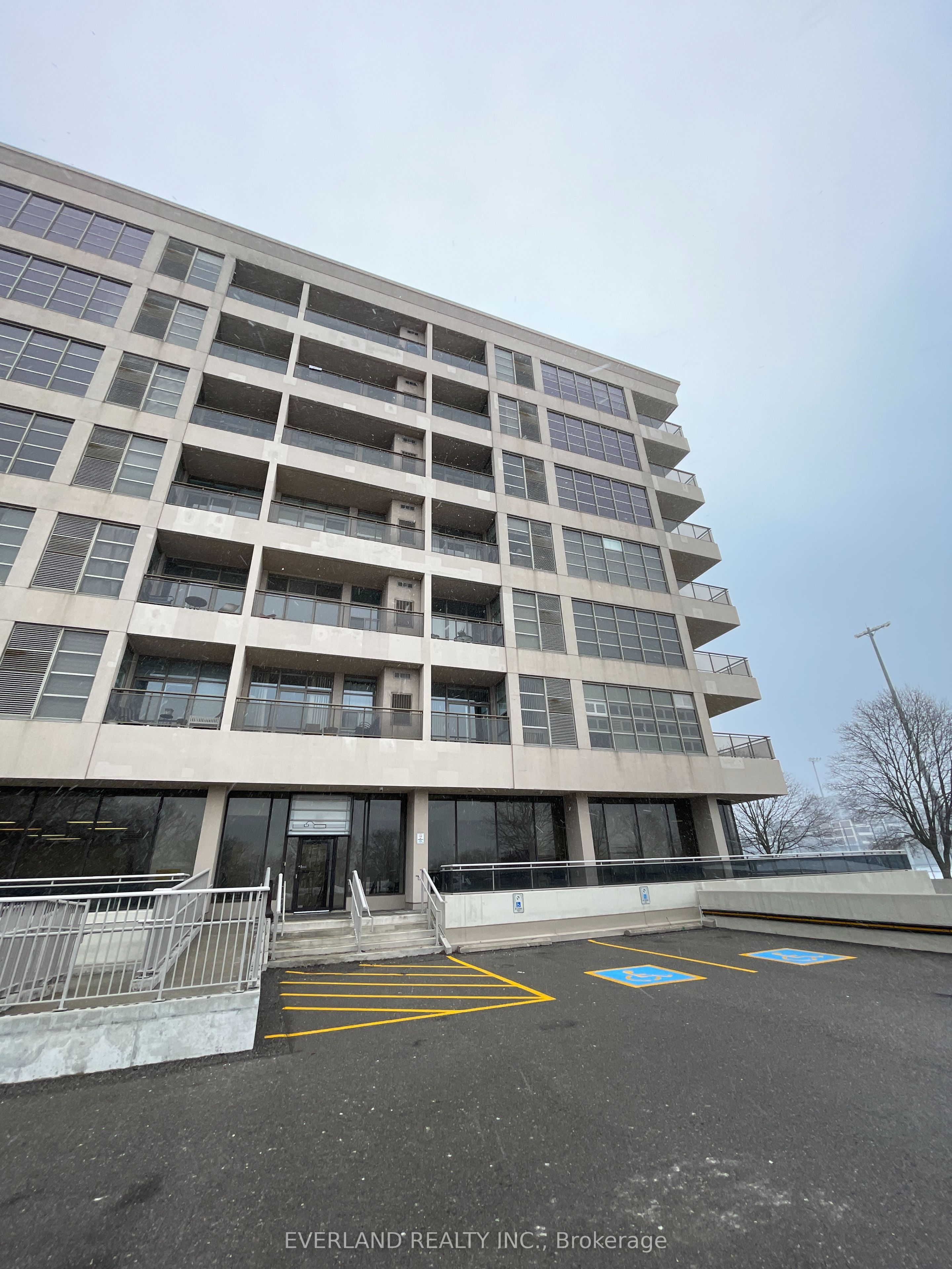 #7 - 1 Leaside Park Drive Property Photo 2