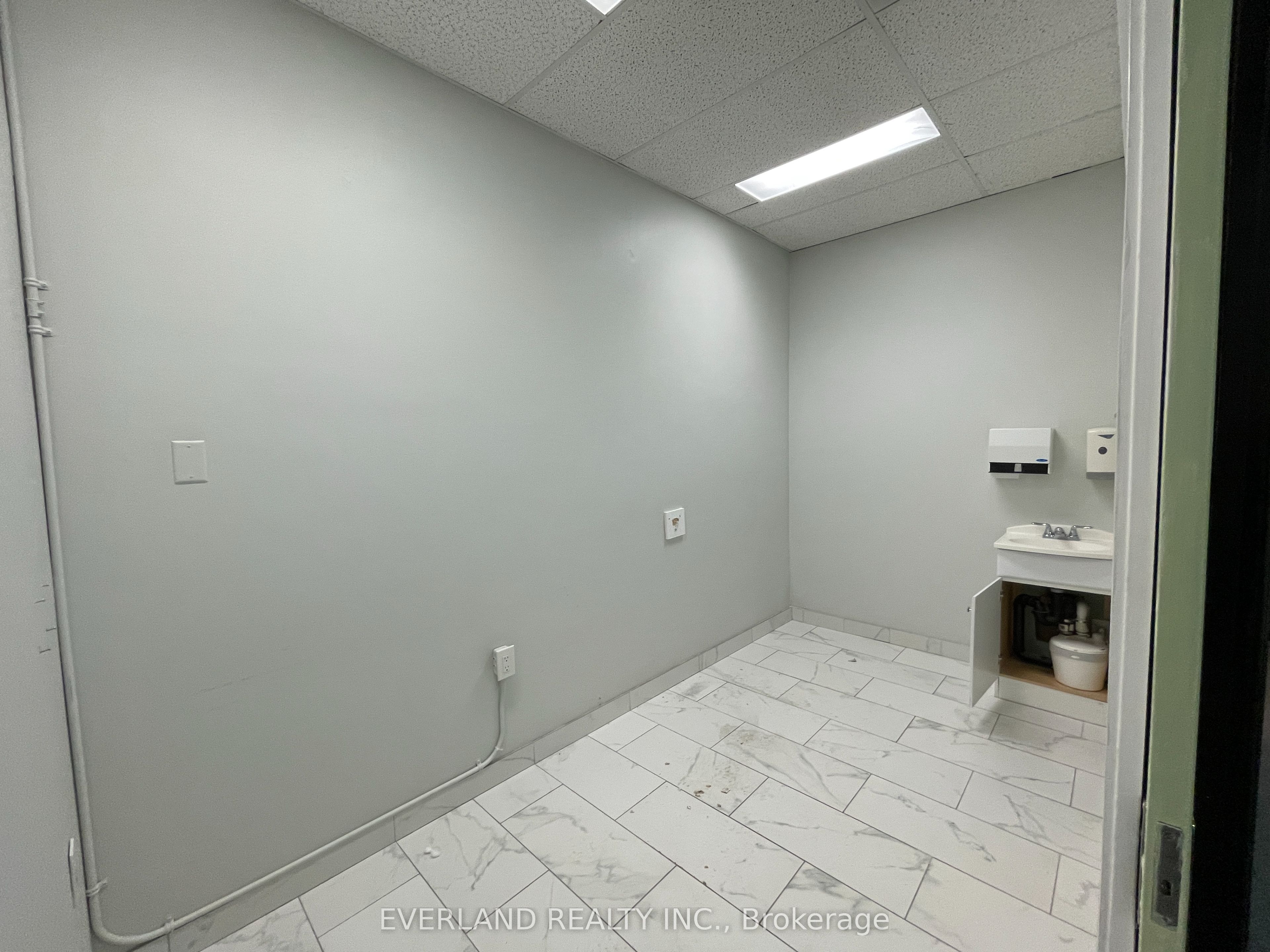 #7 - 1 Leaside Park Drive Property Photo 6