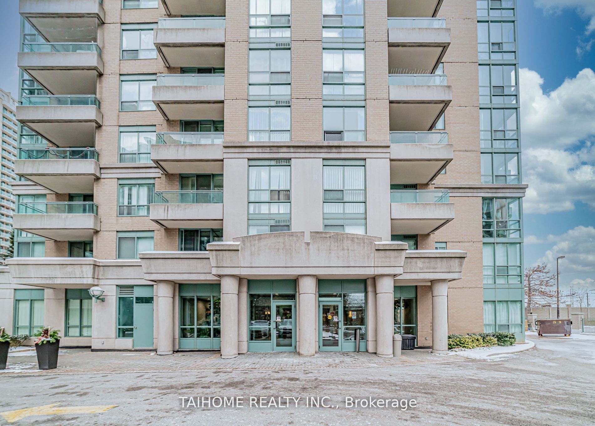 #702 - 1 Pemberton Avenue Property Photo 1