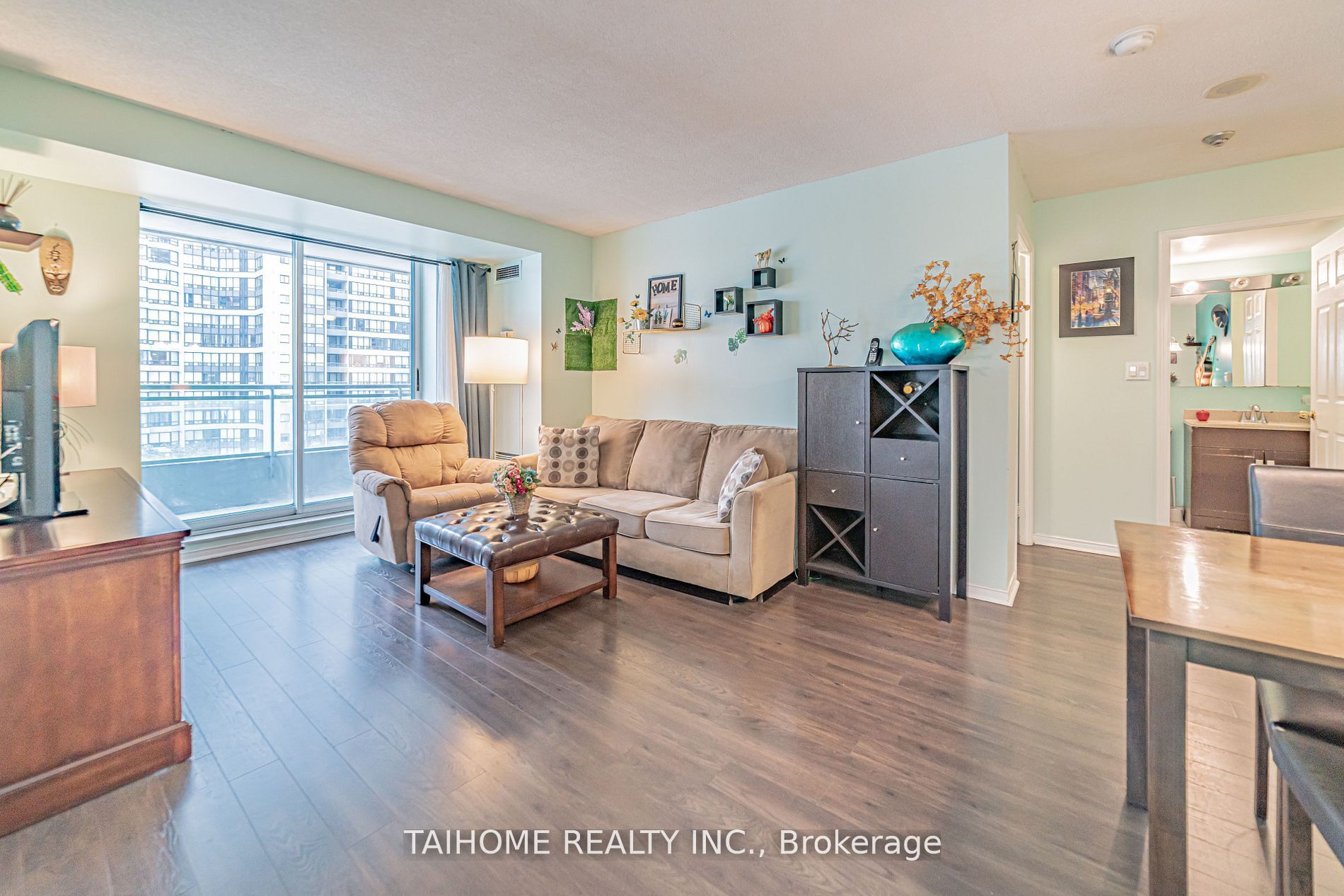 #702 - 1 Pemberton Avenue Property Photo 6
