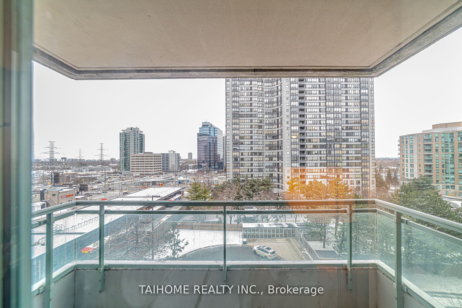 #702 - 1 Pemberton Avenue Property Photo 9