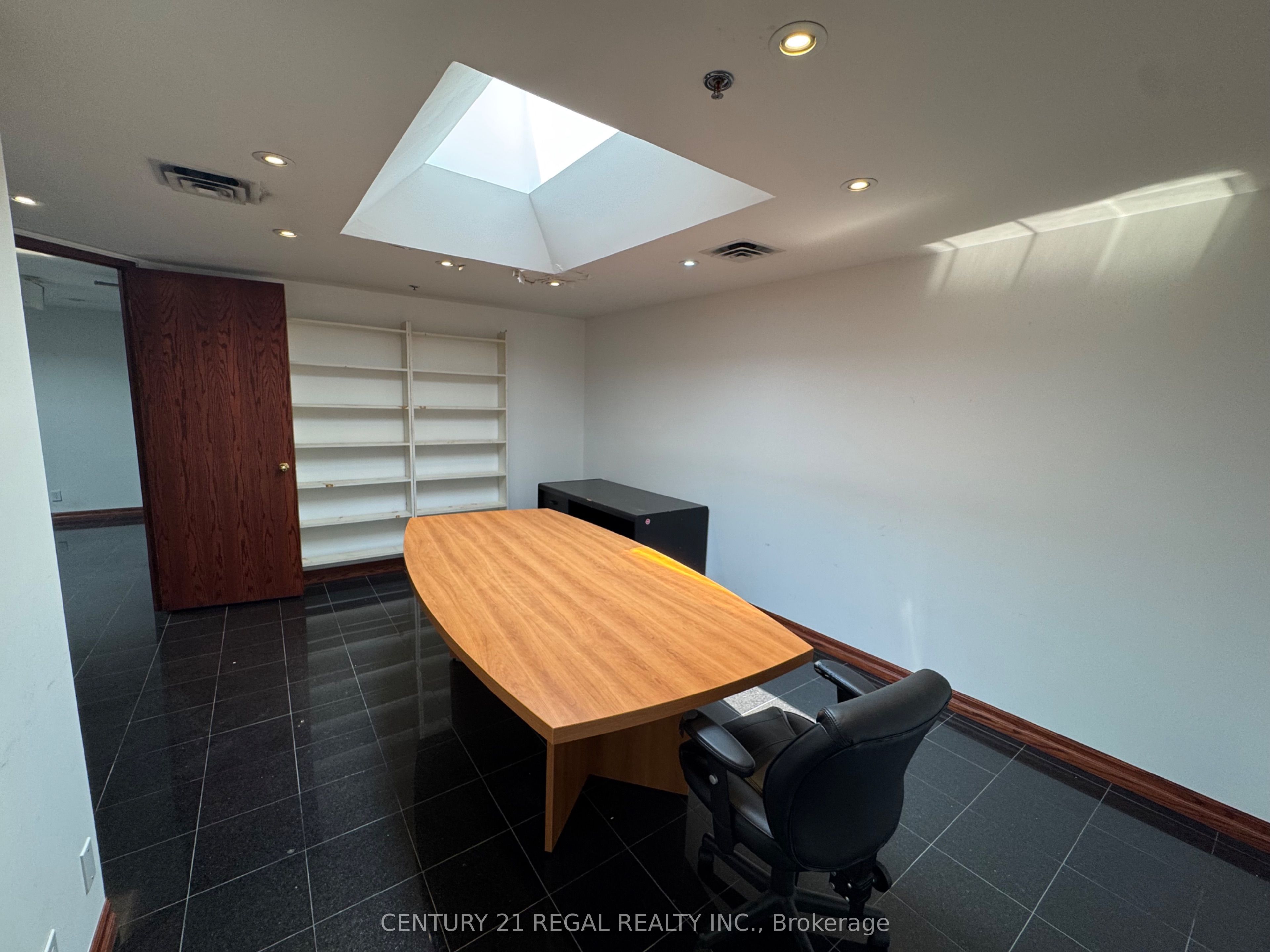 637 College Street 200 Property Photo 5