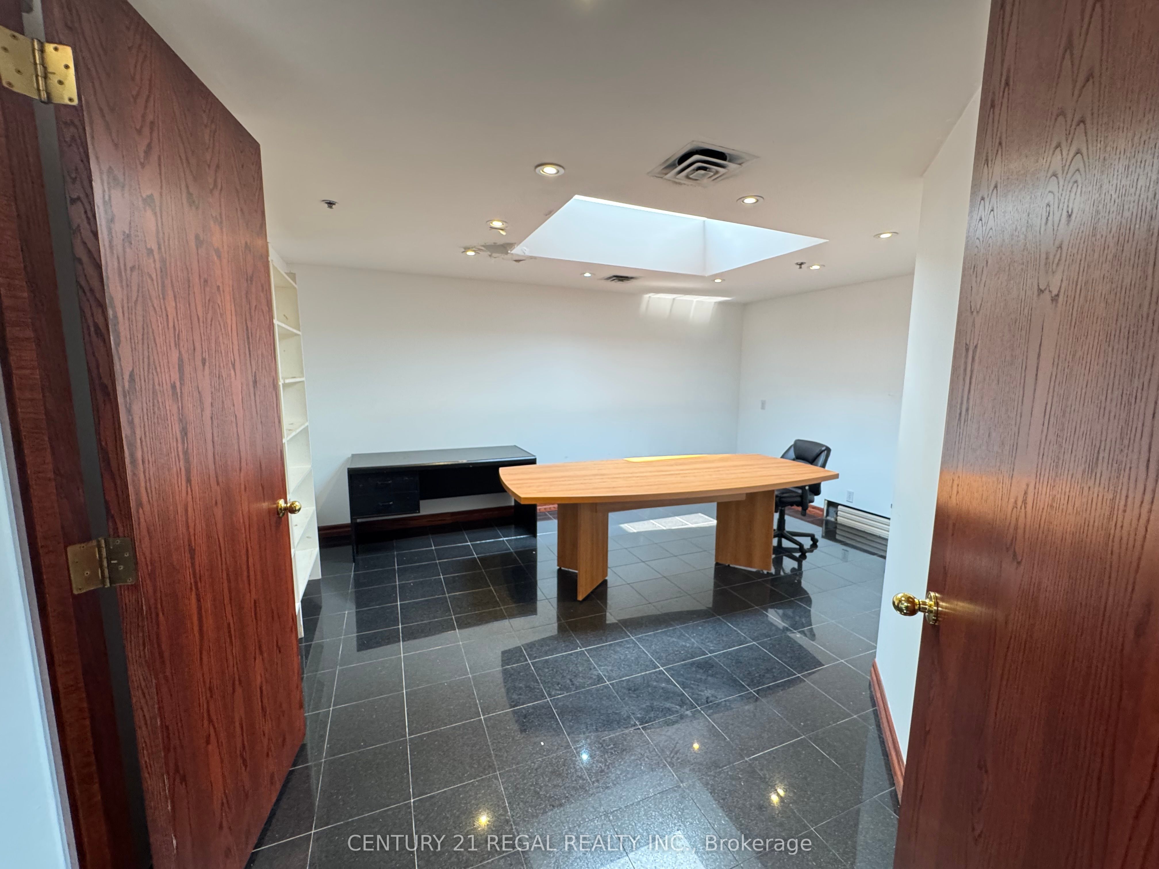 637 College Street 200 Property Photo 6
