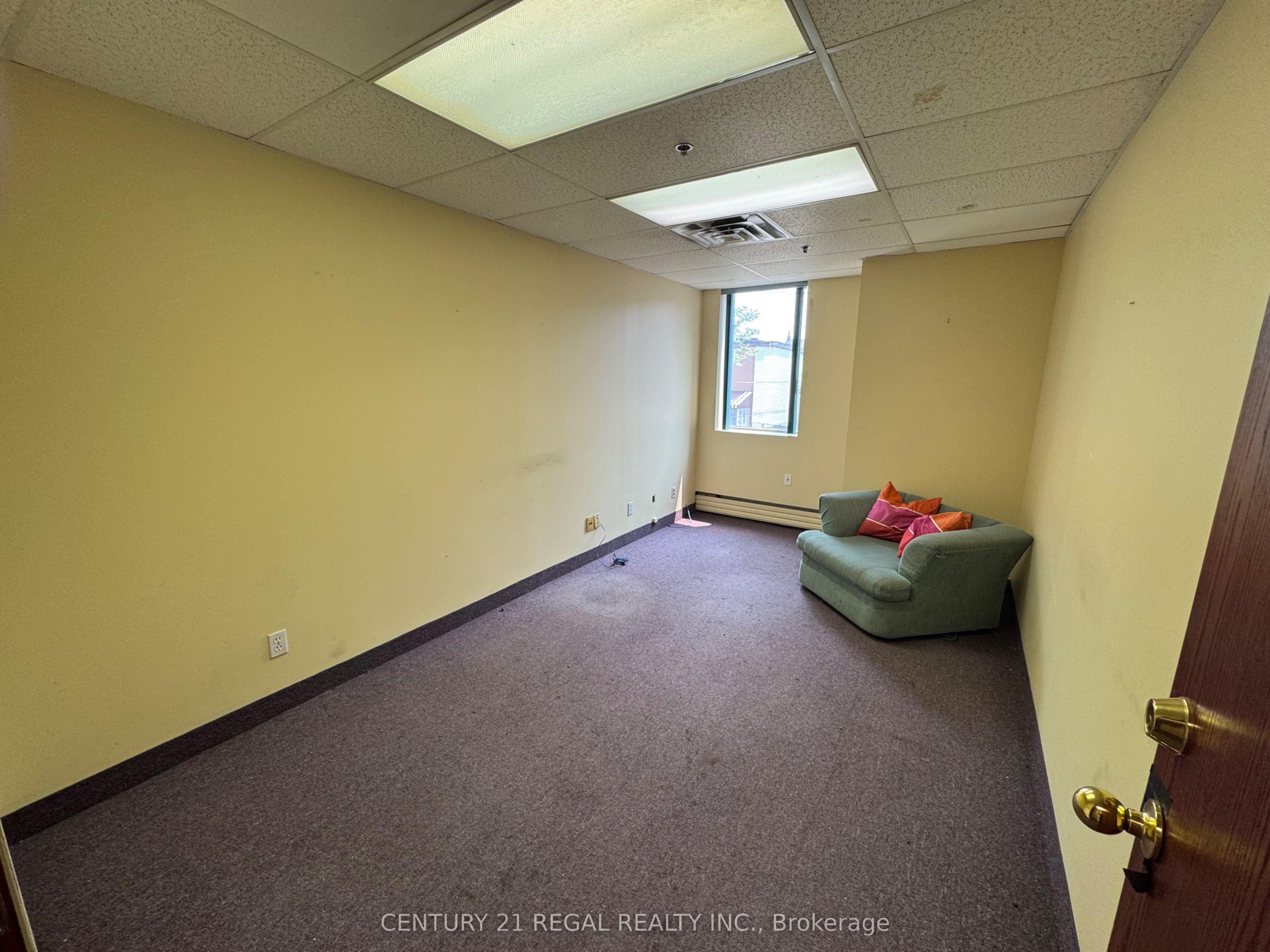 637 College Street 200 Property Photo 9