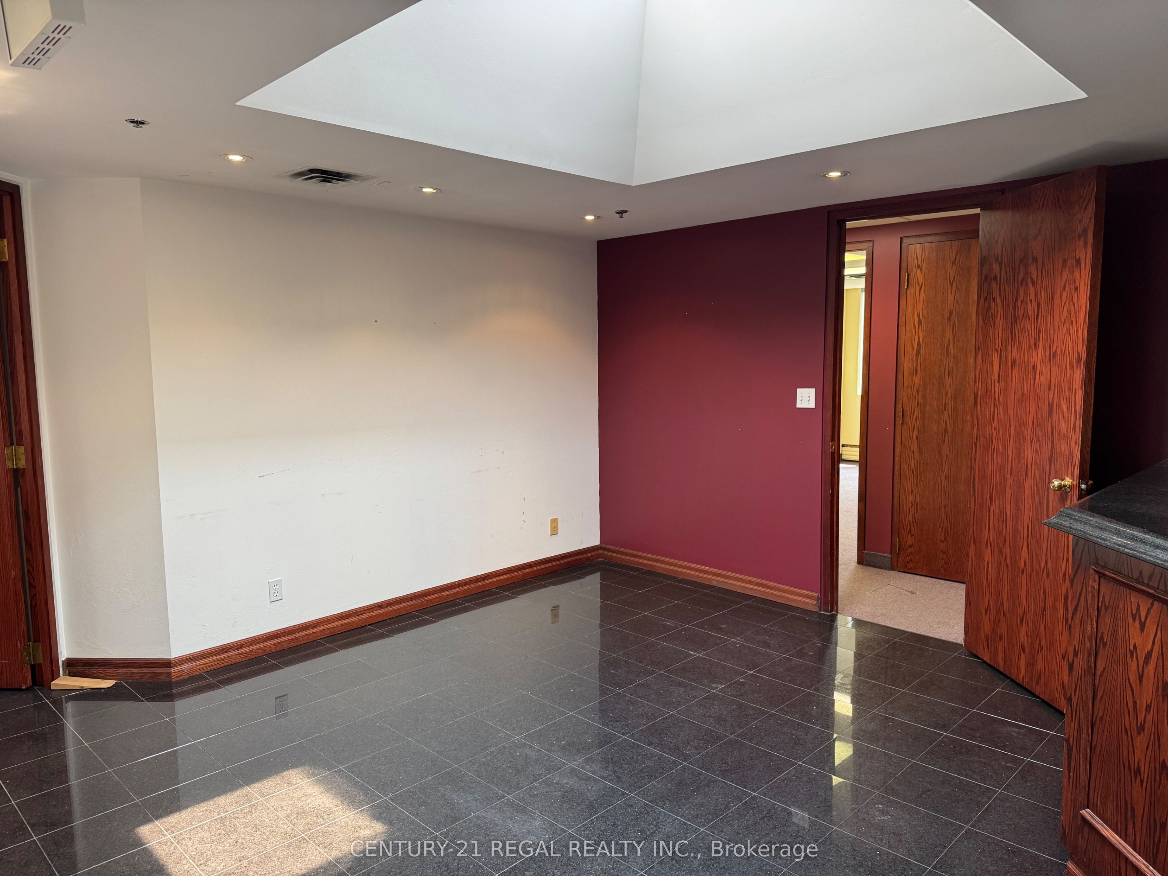 637 College Street 200 Property Photo 10