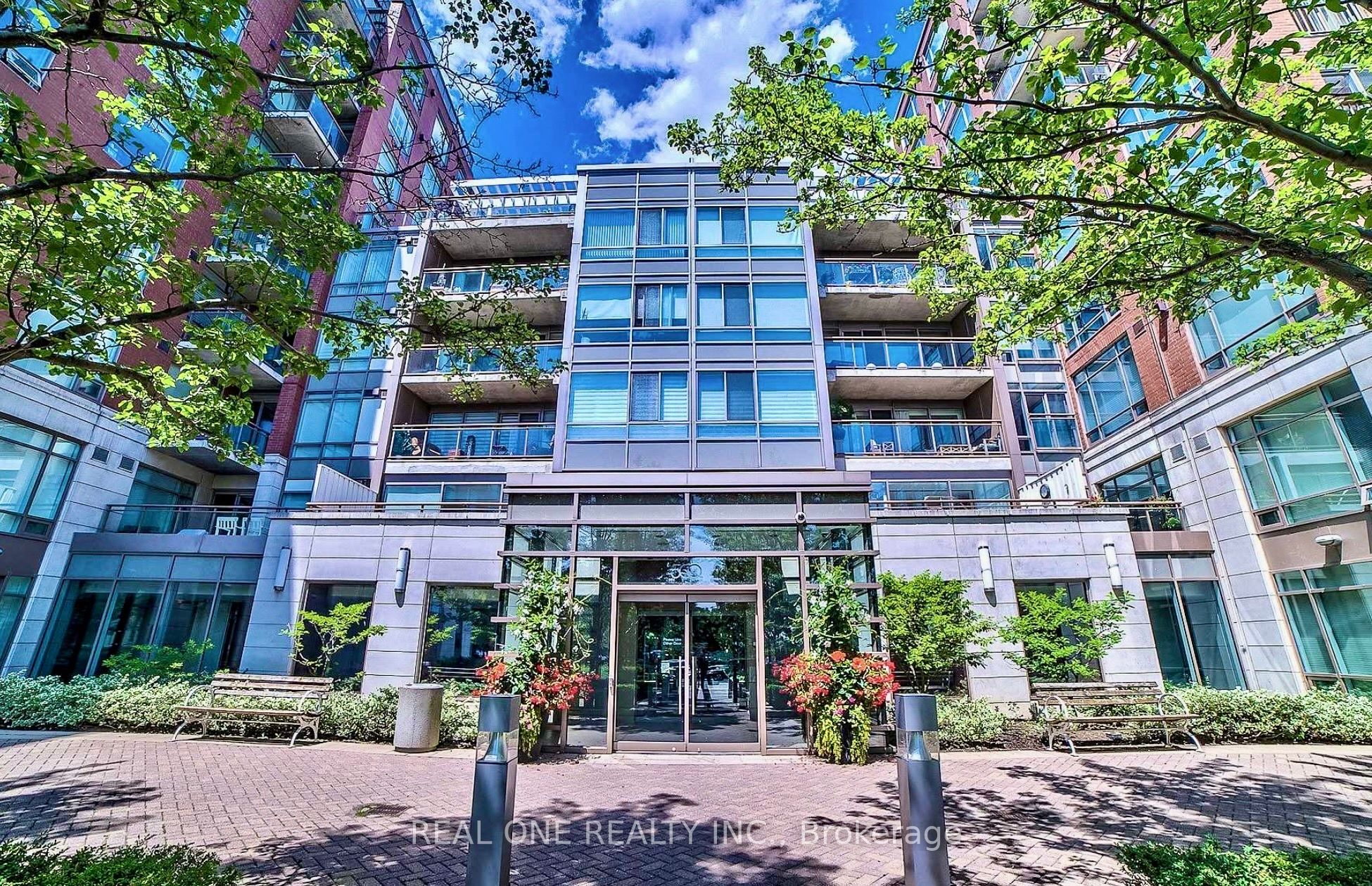 #105W Gr - 500 Queens Quay Property Photo 1
